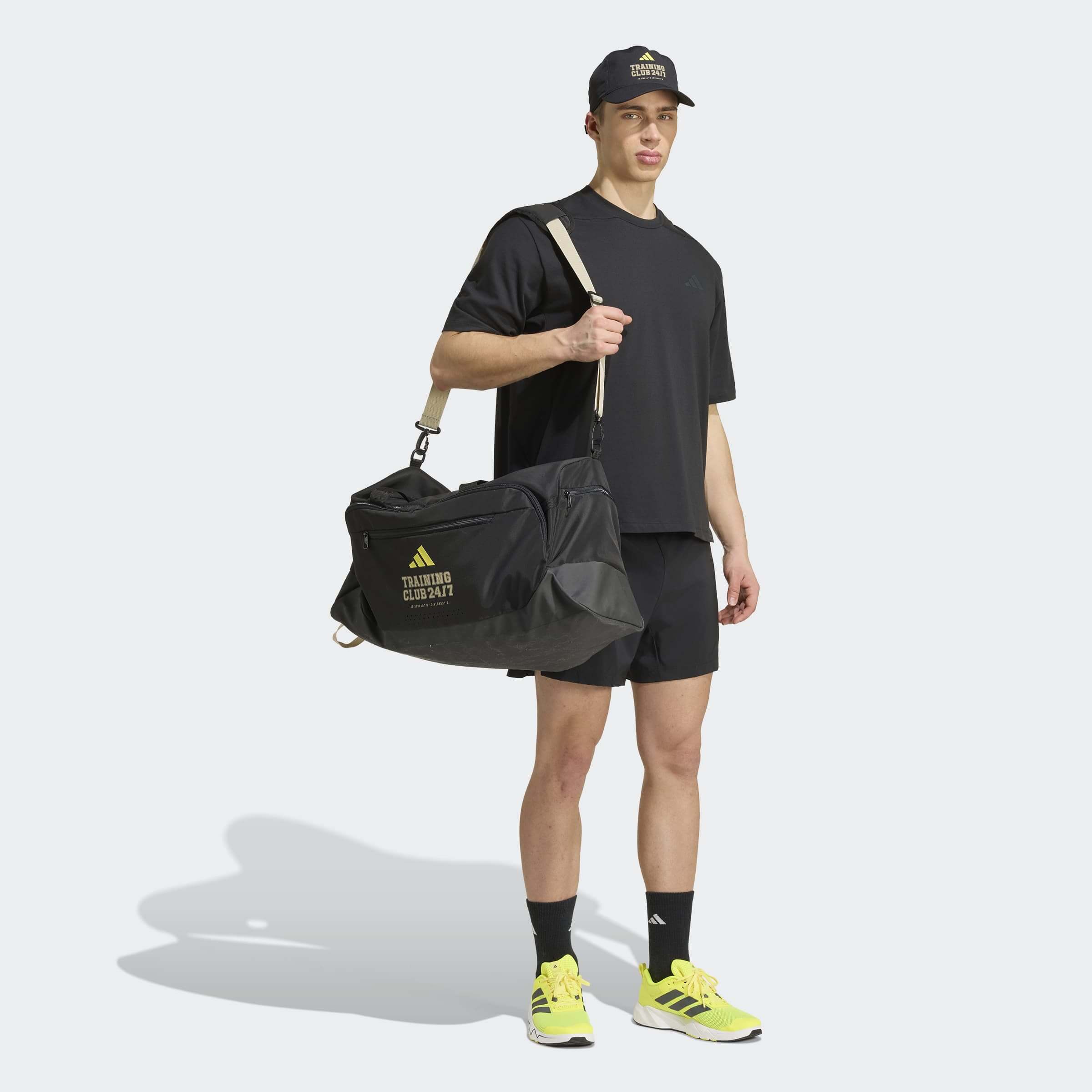 Мъжка oversized тениска Adidas PrimeLift Essentials в черно, съчетана със спортни шорти и тренировъчна чанта
