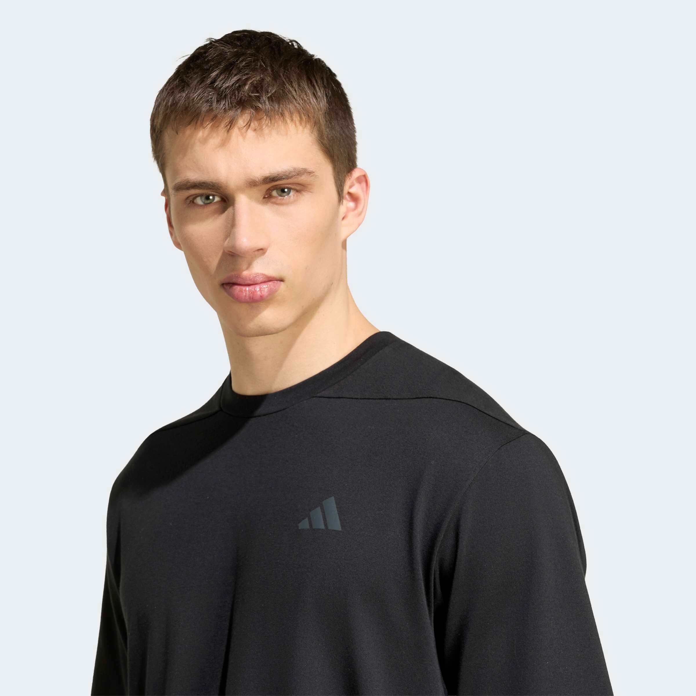 Adidas PrimeLift Essentials KG9016 – детайл на черната материя, облото деколте и дискретното лого Adidas