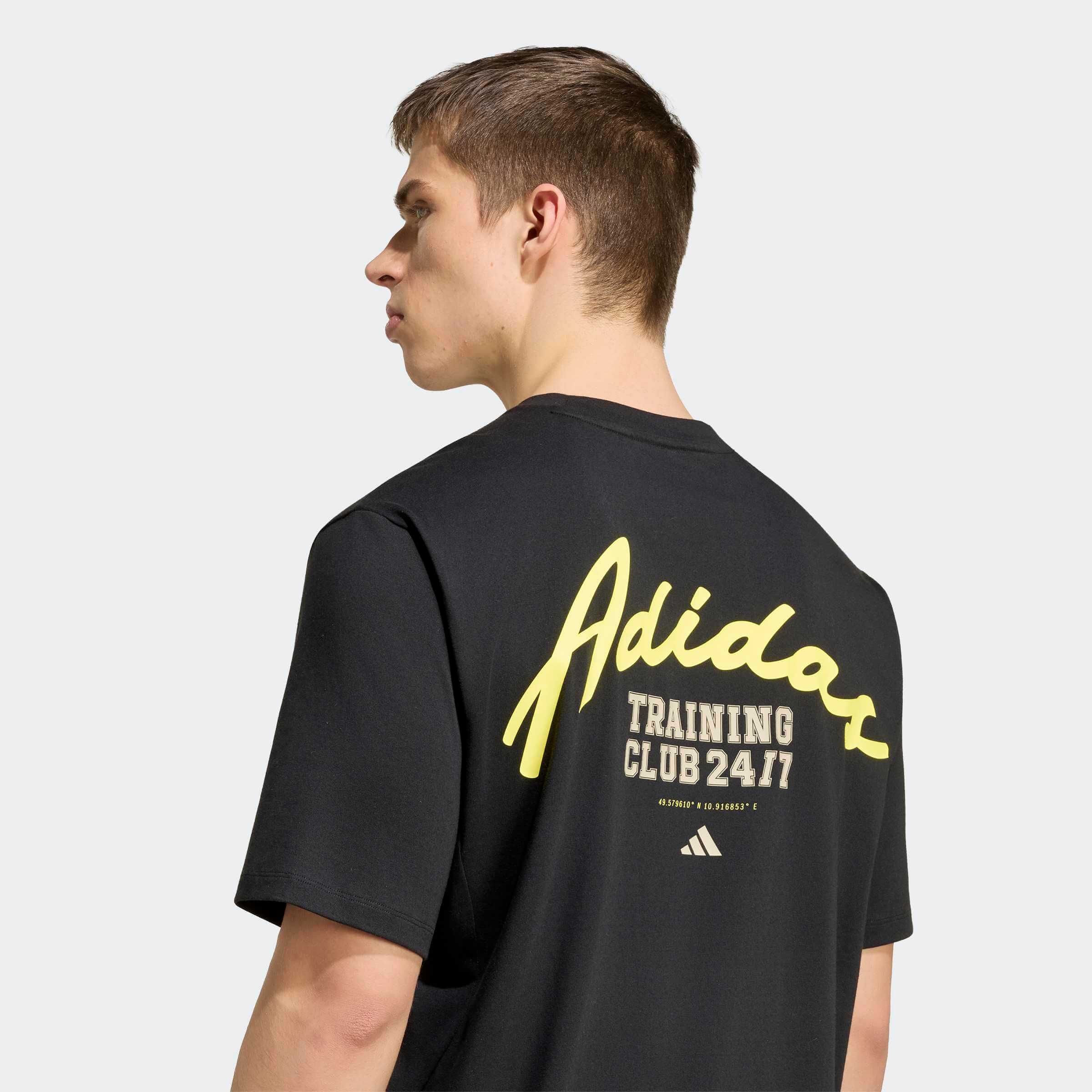 Мъжка черна тениска Adidas PrimeLift Essentials – детайл на жълтия надпис Adidas и принта Training Club 24/7 на гърба