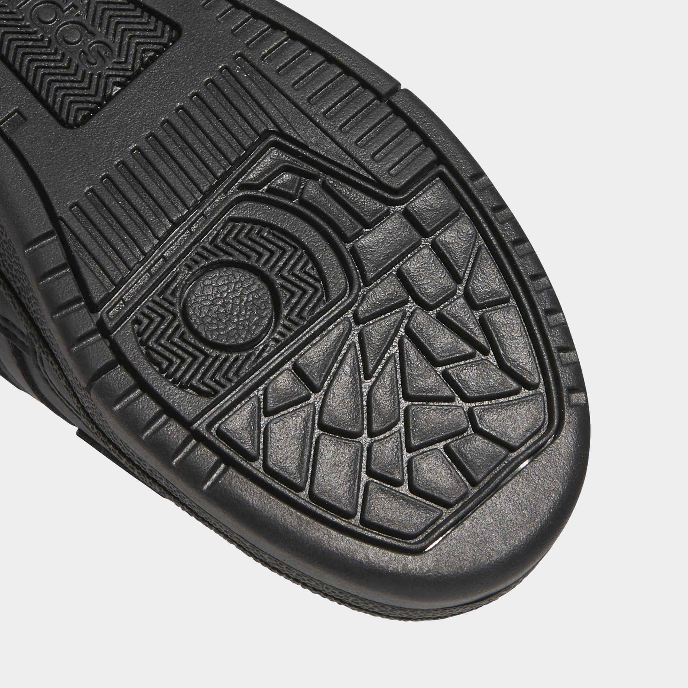 Гумена подметка на Adidas Rapid Court Low KH8816 с релефен грайфер и кръгъл шарен елемент отпред