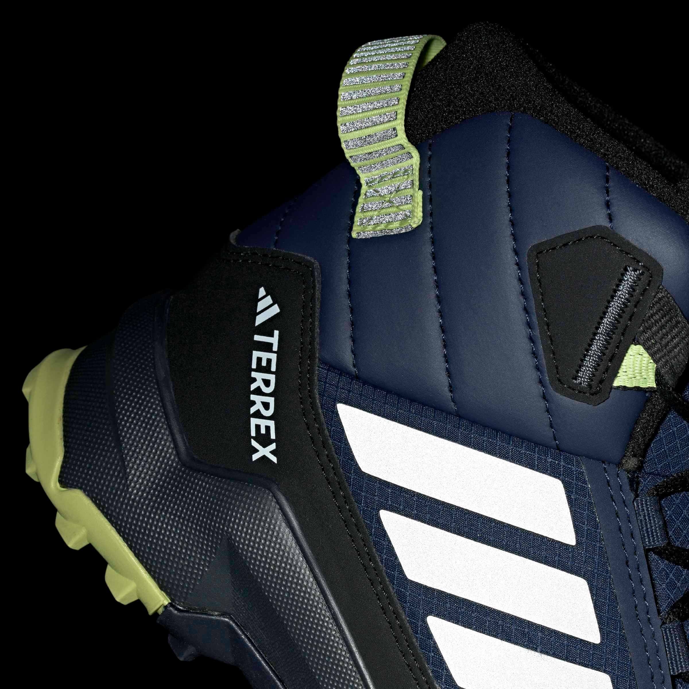Зимни обувки adidas Terrex AX4R Mid KI5823 – близък план на светлоотразителното лого TERREX, лентите и примката при петата