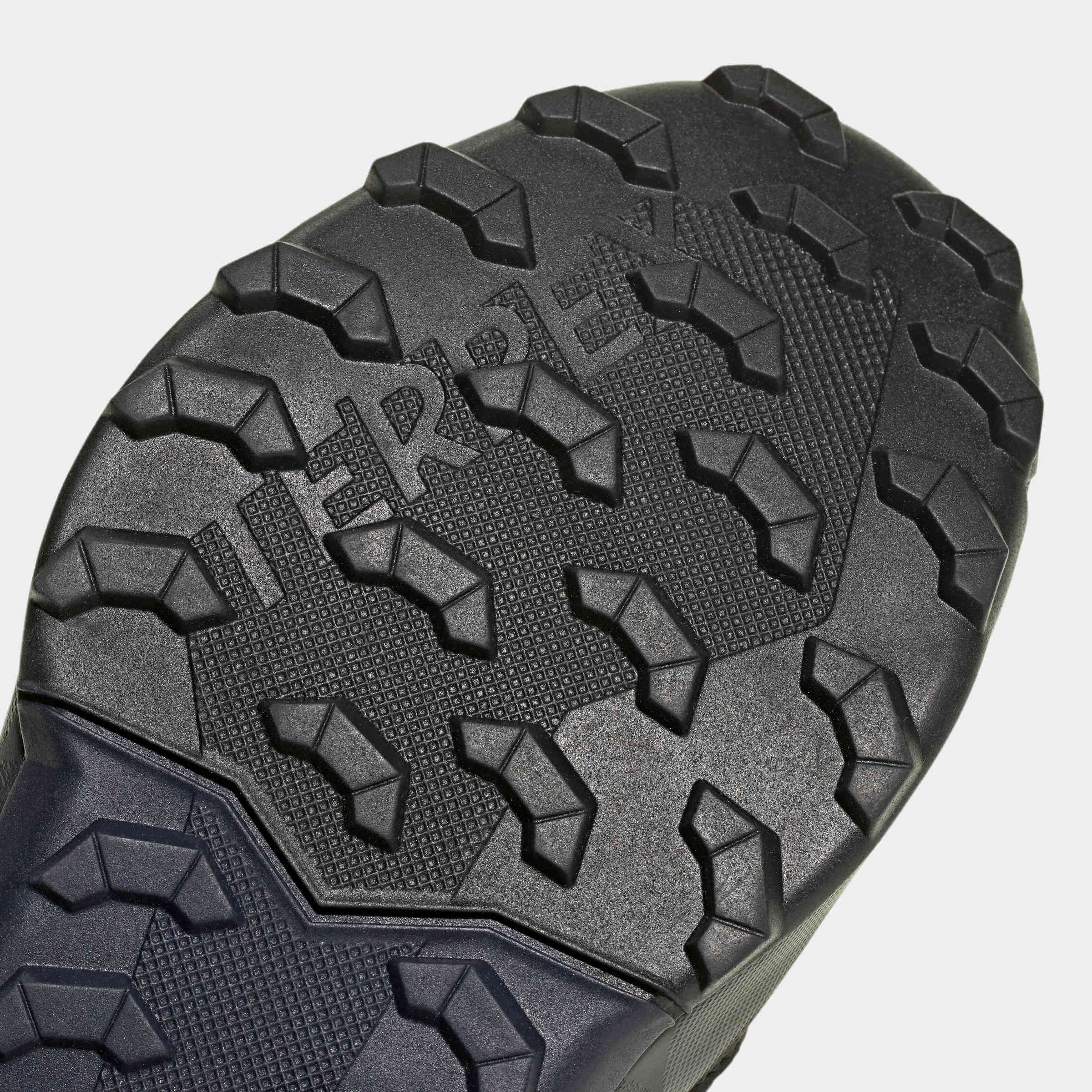 Зимни туристически обувки adidas Terrex – близък план на TRAXION подметката с релефни грайфери за сцепление