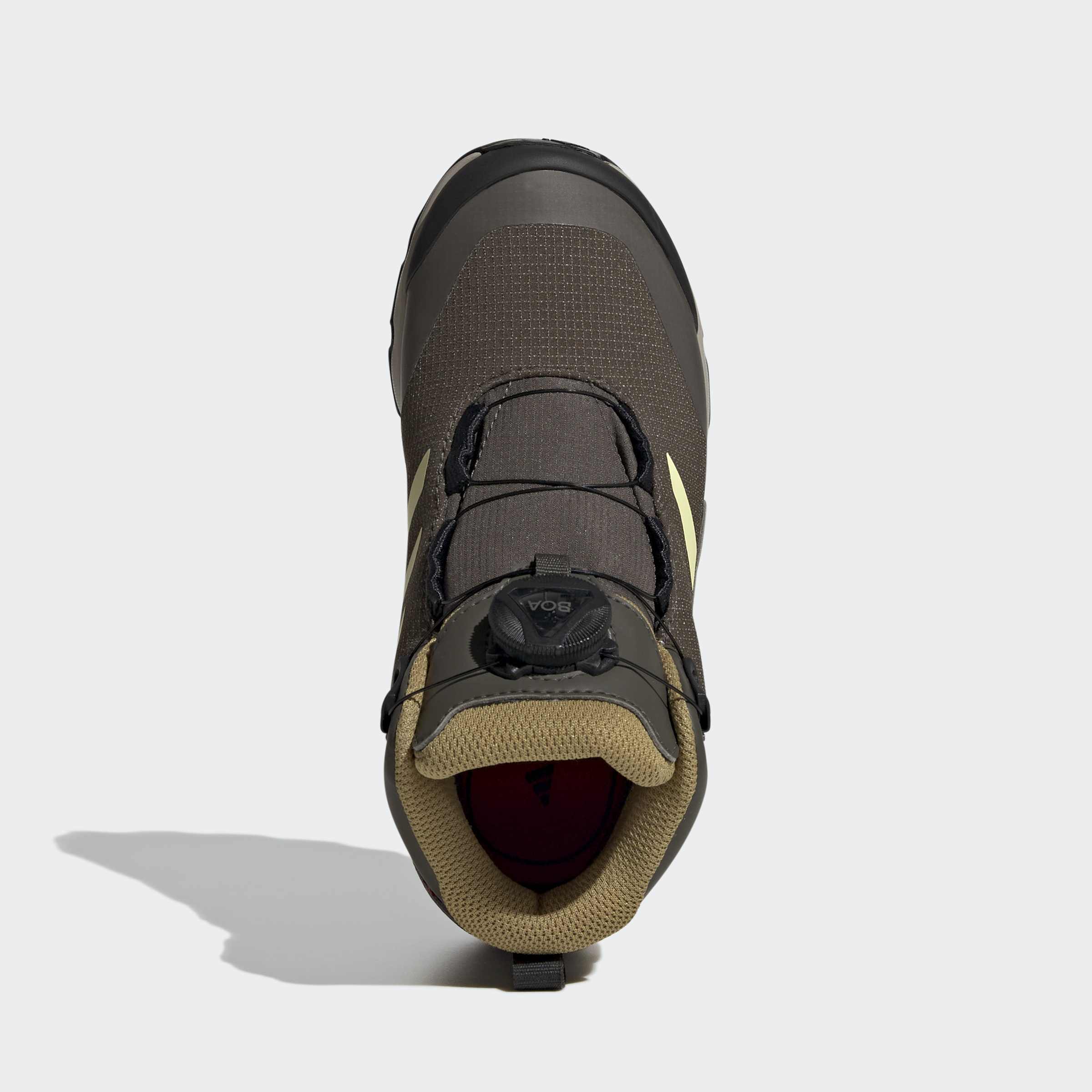 Детски зимни обувки adidas Terrex Winter Mid BOA KI8258 – изглед отгоре с BOA закопчаване и подплатена яка