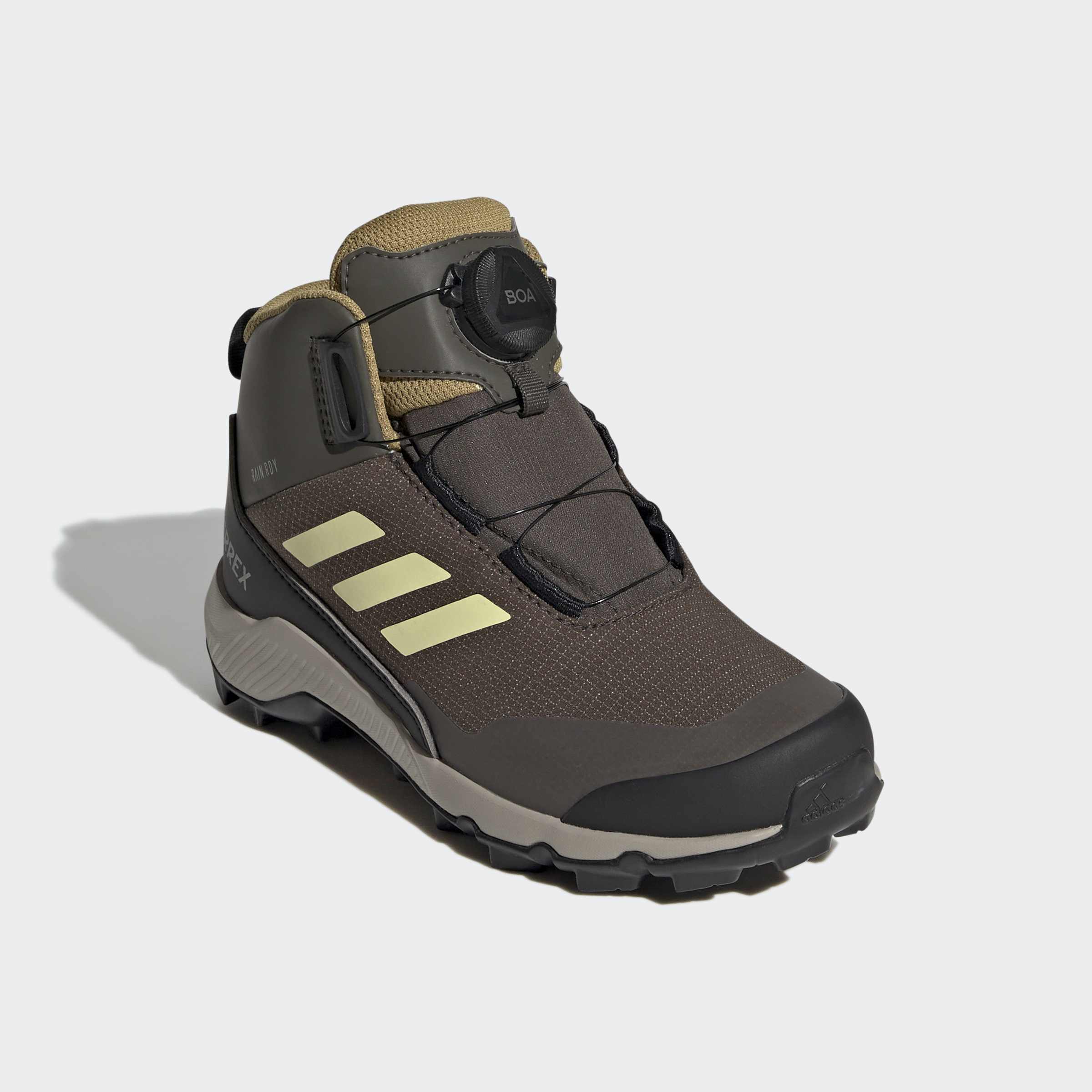 Детски боти adidas Terrex Winter Mid KI8258 – преден изглед с BOA механизъм, текстилна горна част и защитен борд
