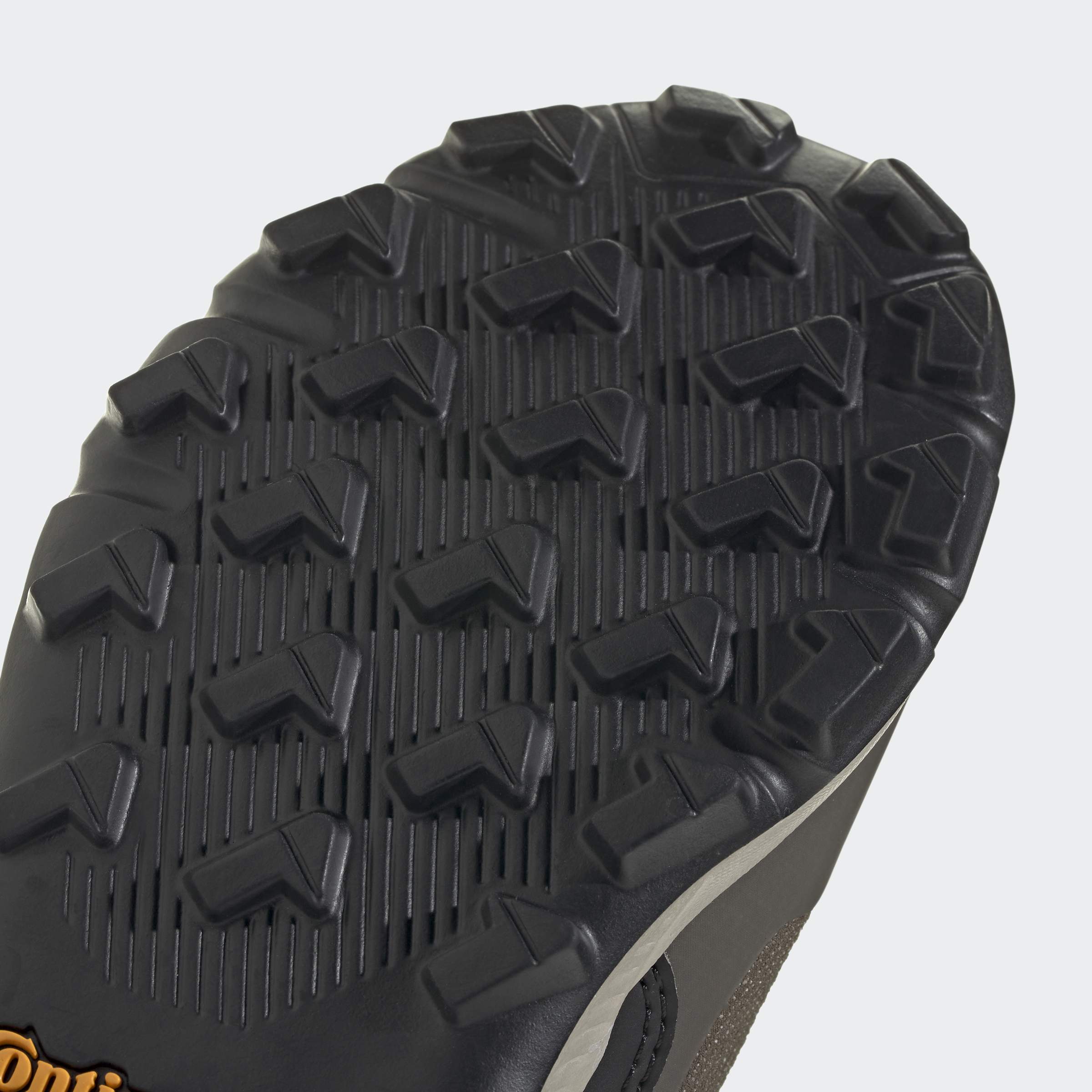 Детски зимни обувки adidas Terrex – детайл на черната гумена подметка Continental с релефни грайфери