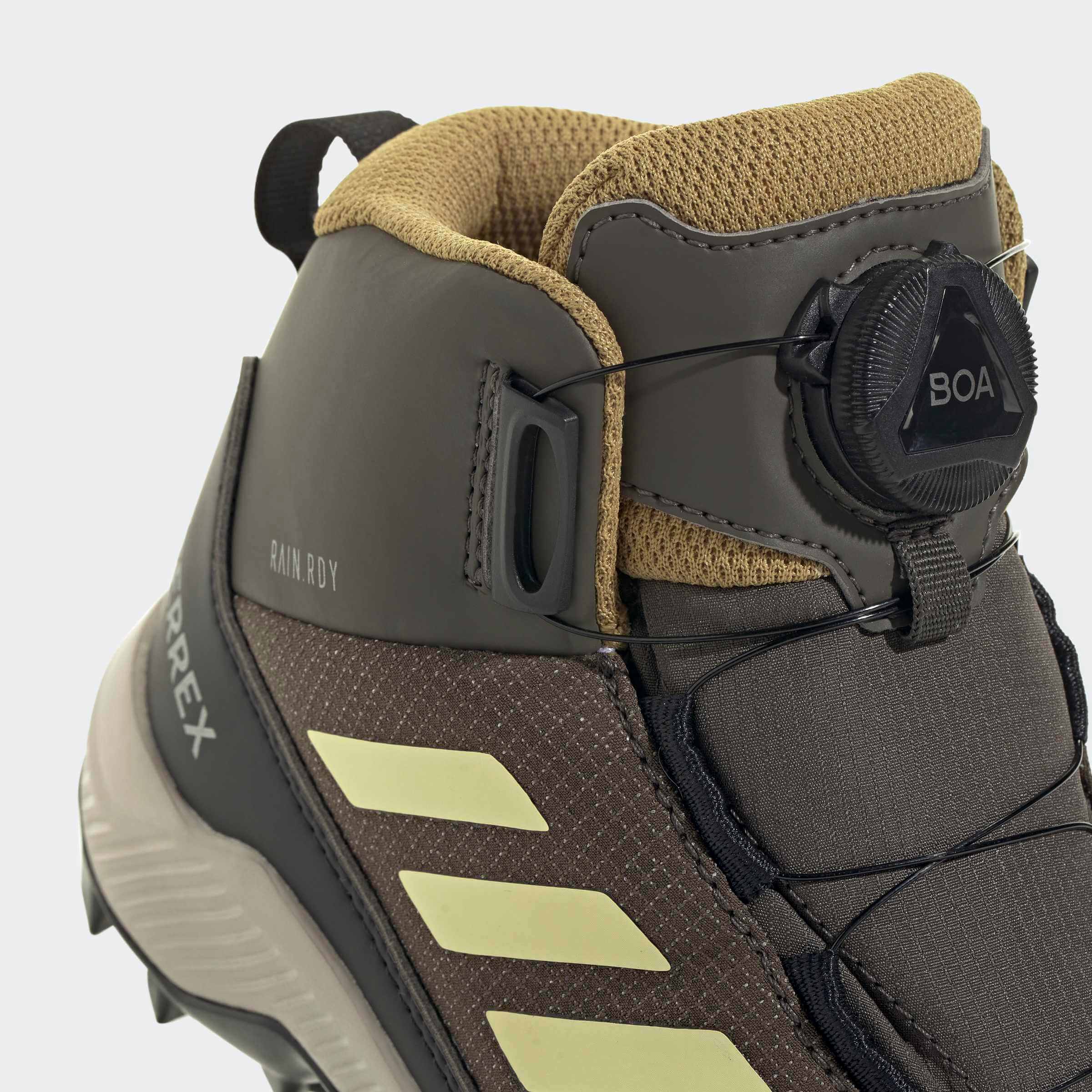 Водоустойчиви детски боти adidas Terrex Winter Mid – близък план на BOA връзките, подплатата и жълтите ленти adidas