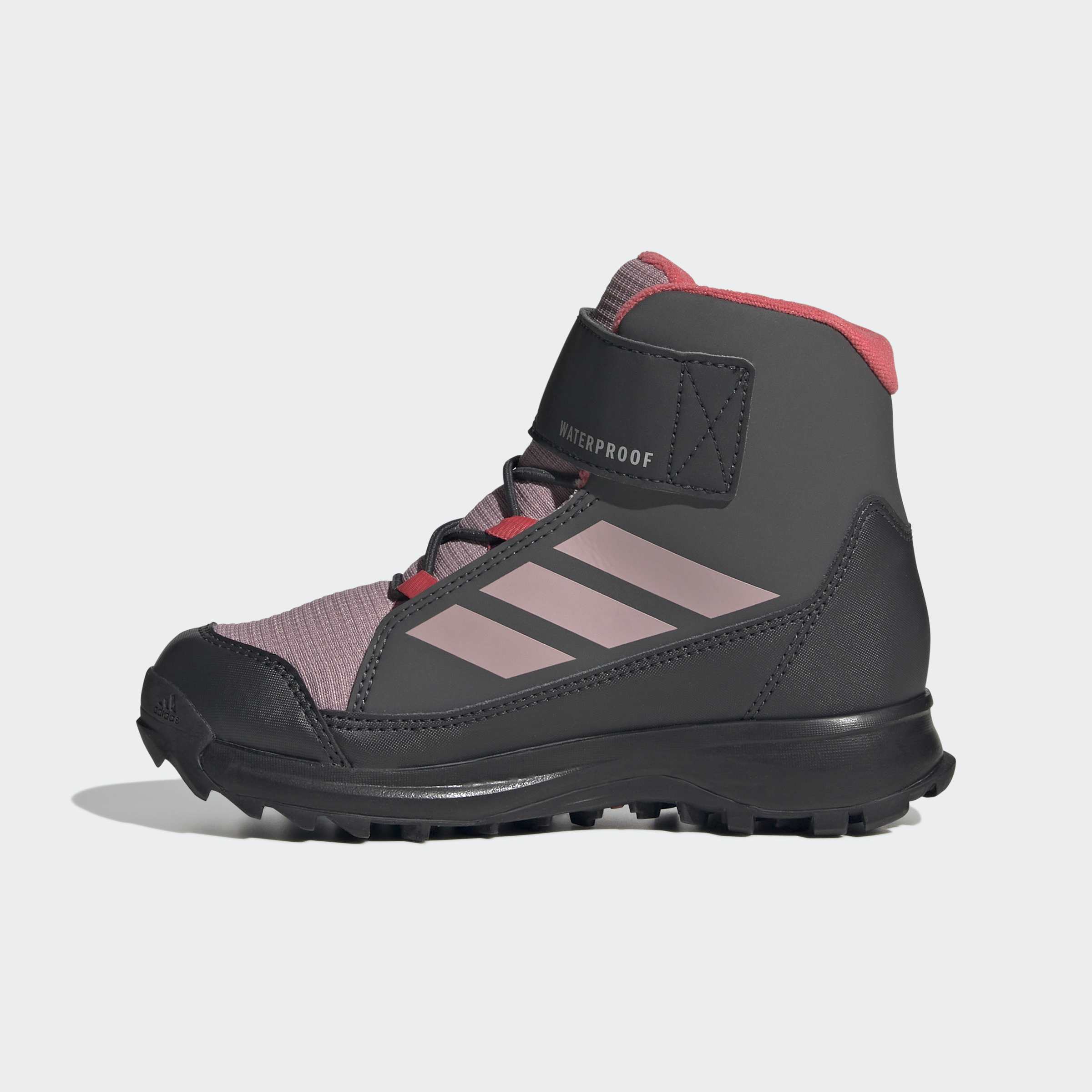 Детски зимни боти adidas Terrex Snow – страничен изглед с розови ленти adidas, надпис Waterproof и TRAXION подметка