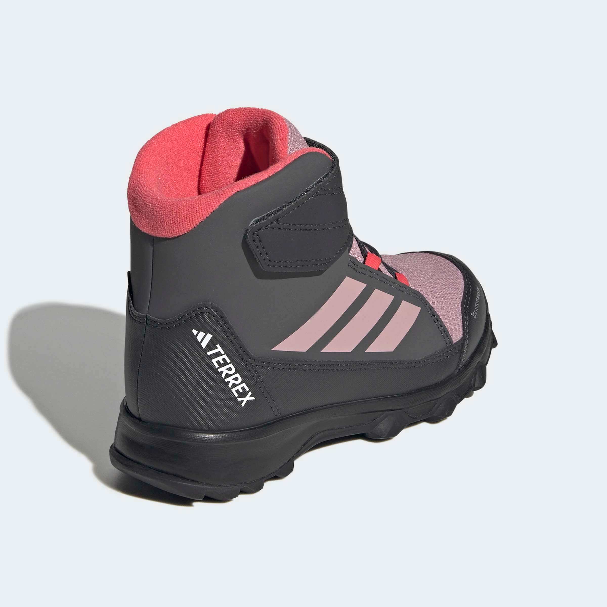 Детски обувки adidas Terrex Snow KI8261 – поглед към подплатената зона около глезена, задната част и логото TERREX