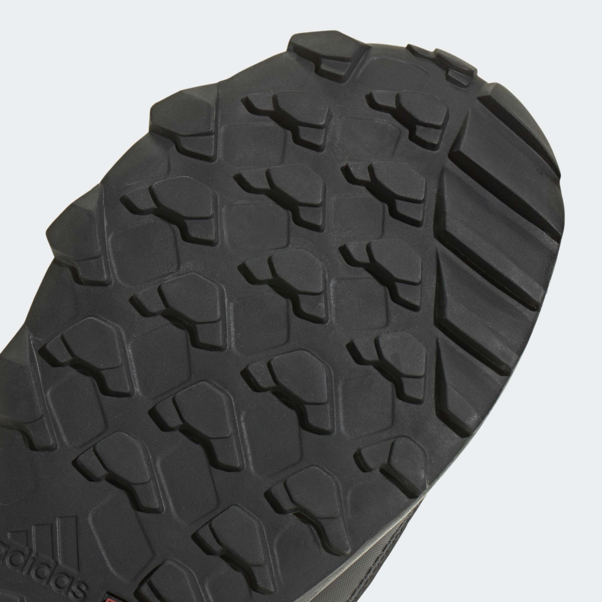 Детски зимни обувки adidas Terrex Snow – близък план на релефните грайфери на черната гумена подметка TRAXION