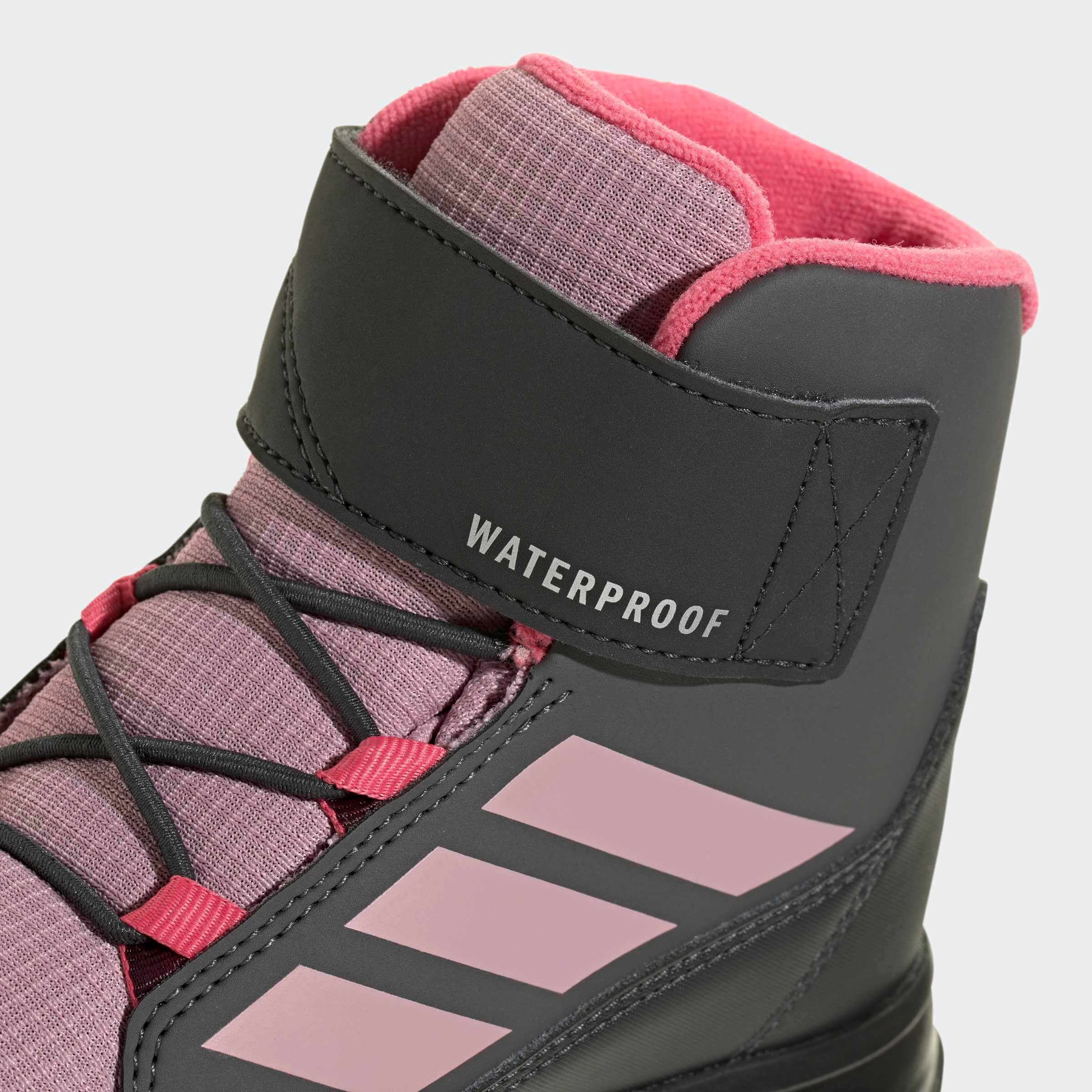 Водоустойчиви боти adidas Terrex Snow KI8261 – детайл на велкро закопчаването, розовите ленти и подплатения език