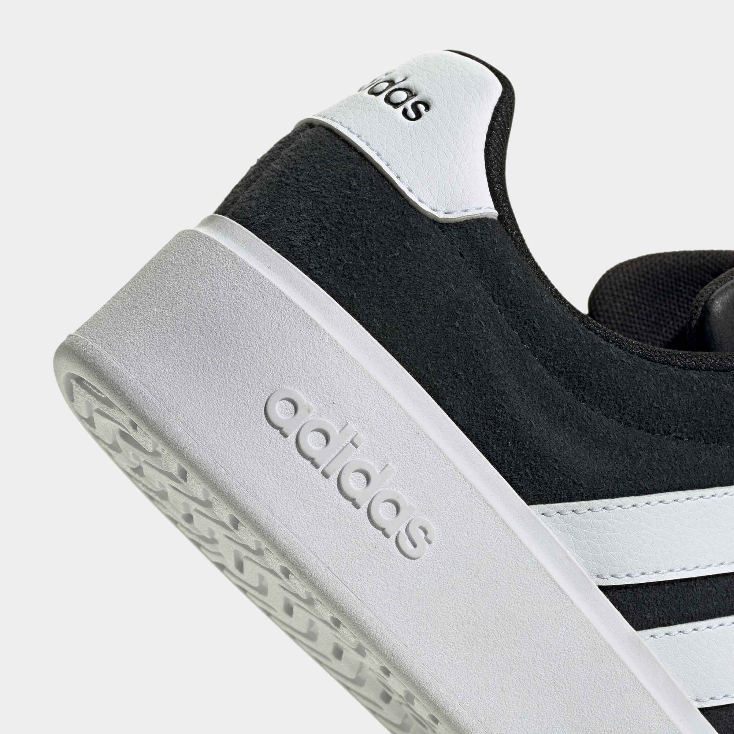 Детайл на бялата платформа с релефно лого adidas при Streettalk Bold