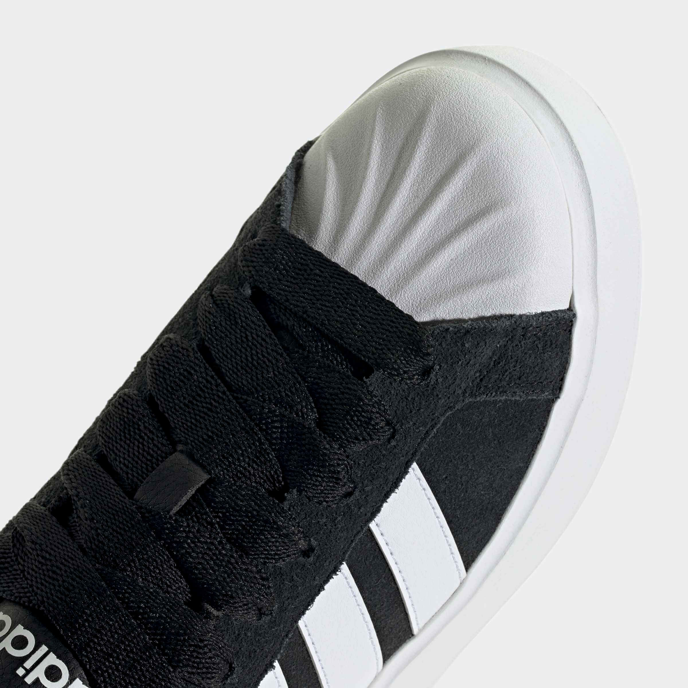 Детайл на бялото бомбе Shell Toe и връзките на Adidas Streettalk Bold KJ9940