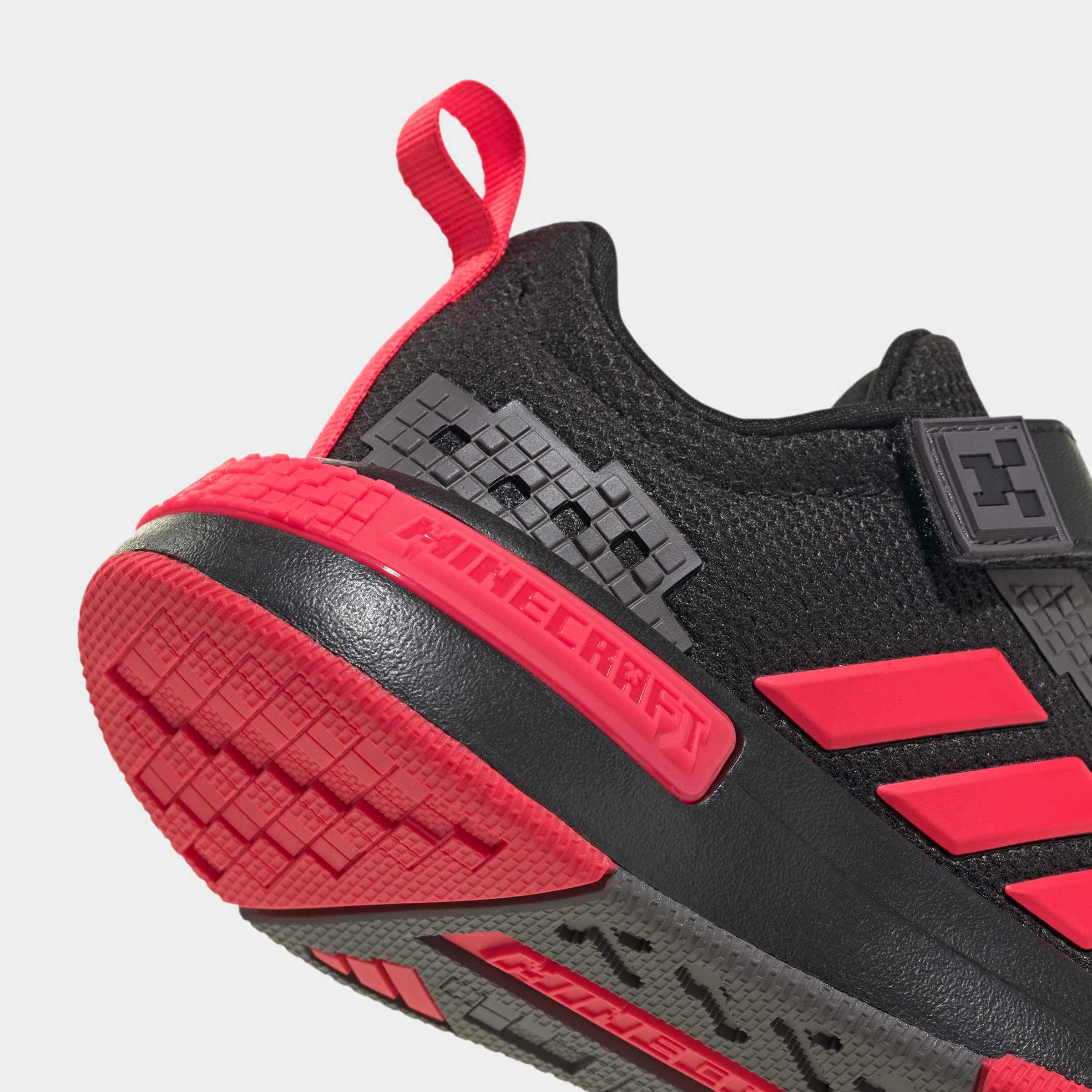 Детайл на петата на Adidas Minecraft Pro KK4643 с червена халка, релефен Minecraft надпис и пикселна графика