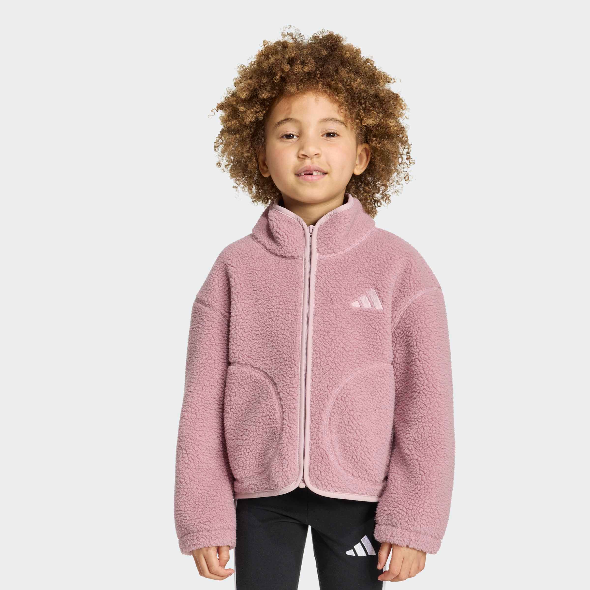 Розов детски полар adidas Alpaca Sherpa върху момиче – свободна кройка, висока яка и странични джобове