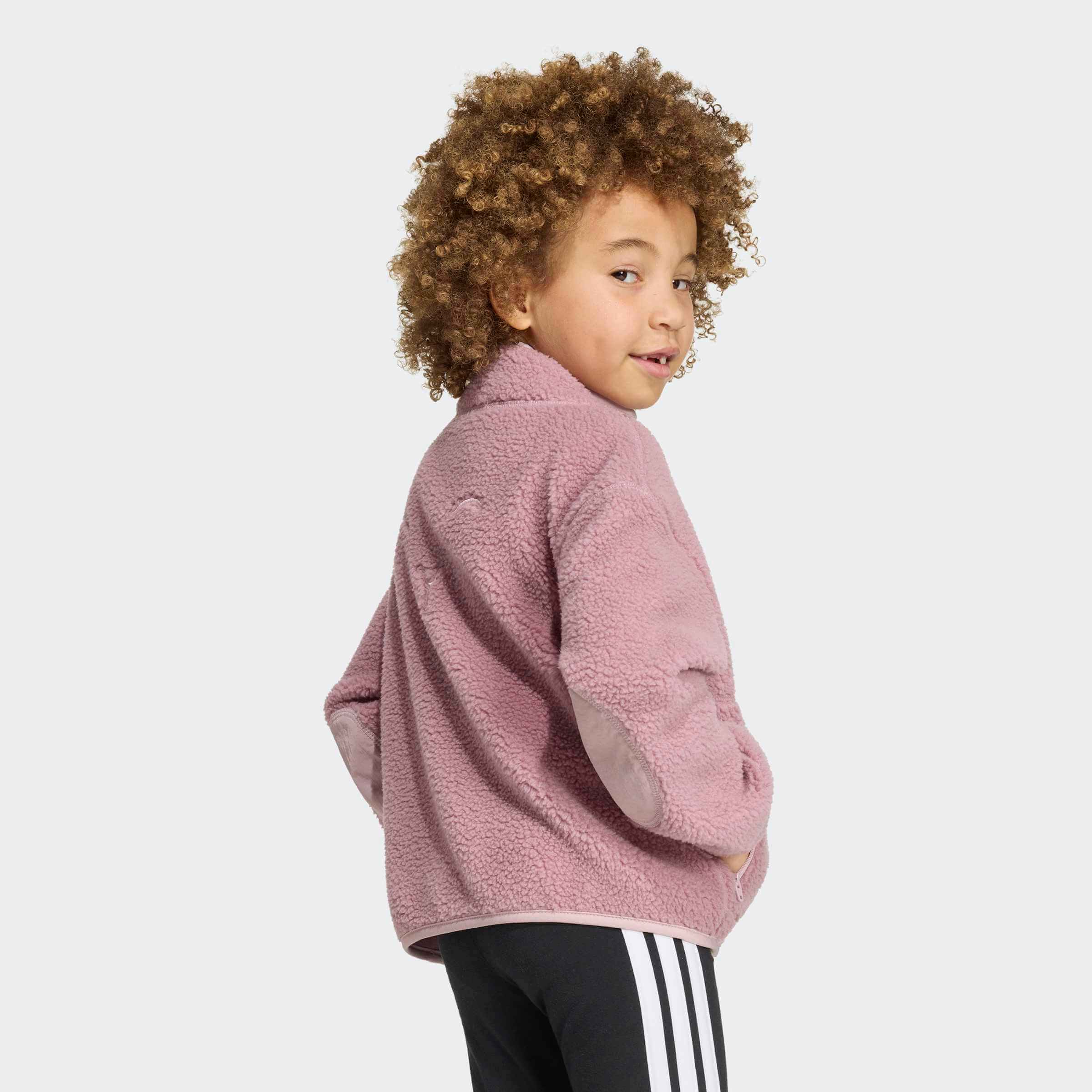 Детски полар adidas Alpaca Sherpa KQ6195 – страничен изглед с пухкава розова материя и подсилена зона на лакътя