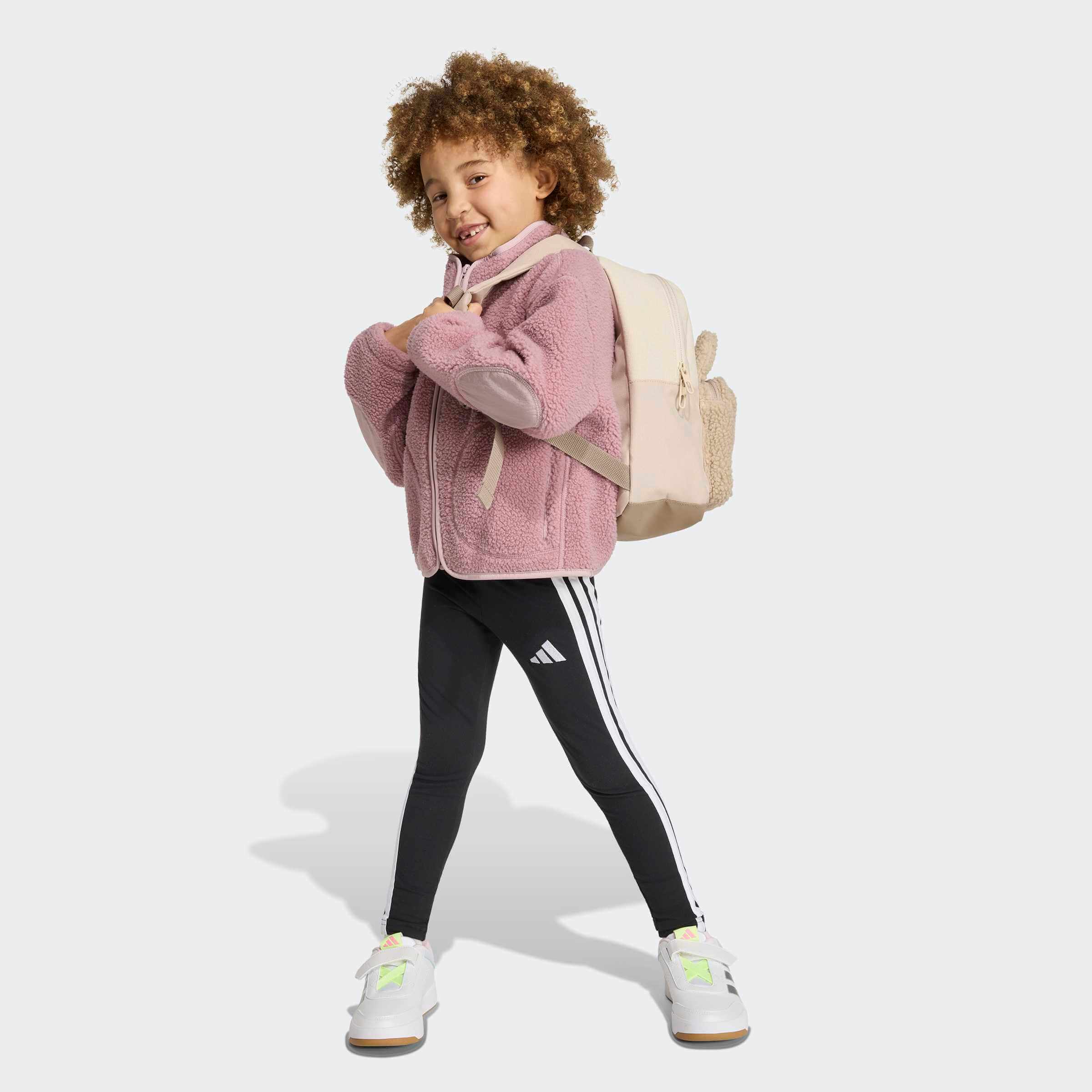 Момиче с розов детски полар adidas Alpaca Sherpa и раница – удобно пухкаво горнище за ежедневието
