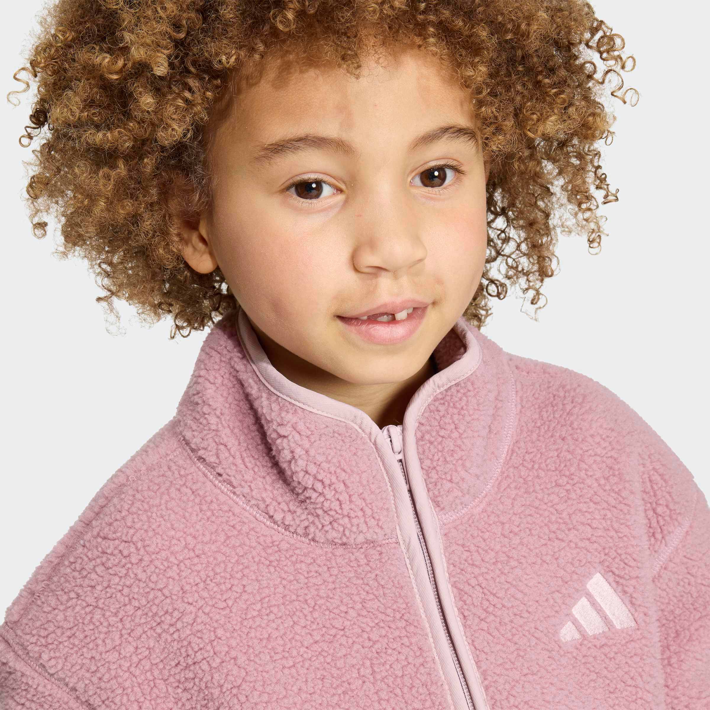 Детски полар adidas Alpaca Sherpa – близък план на меката шерпа материя, високата яка, ципа и логото adidas