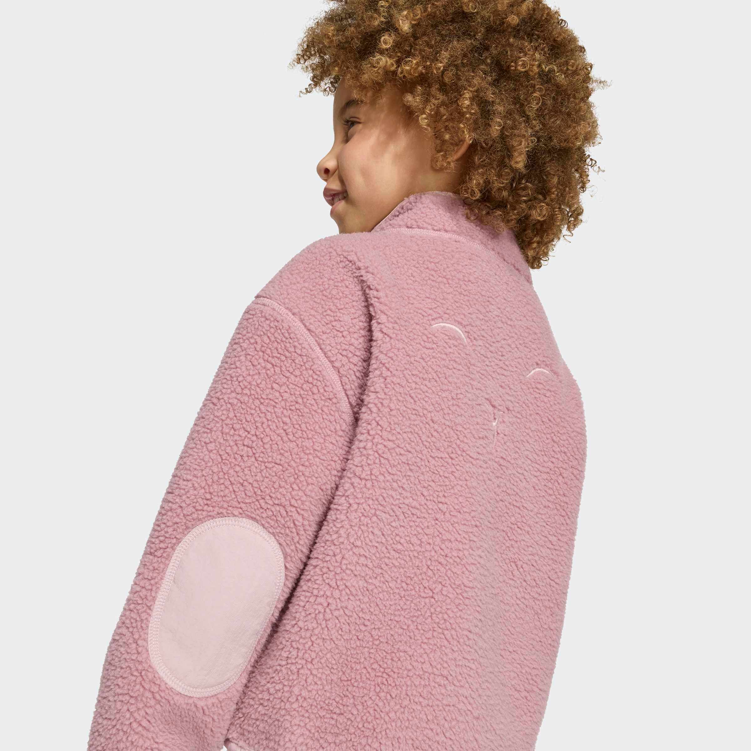 Розов детски полар adidas Alpaca Sherpa KQ6195 – детайл на подсиления лакът и бродерията с алпака на гърба