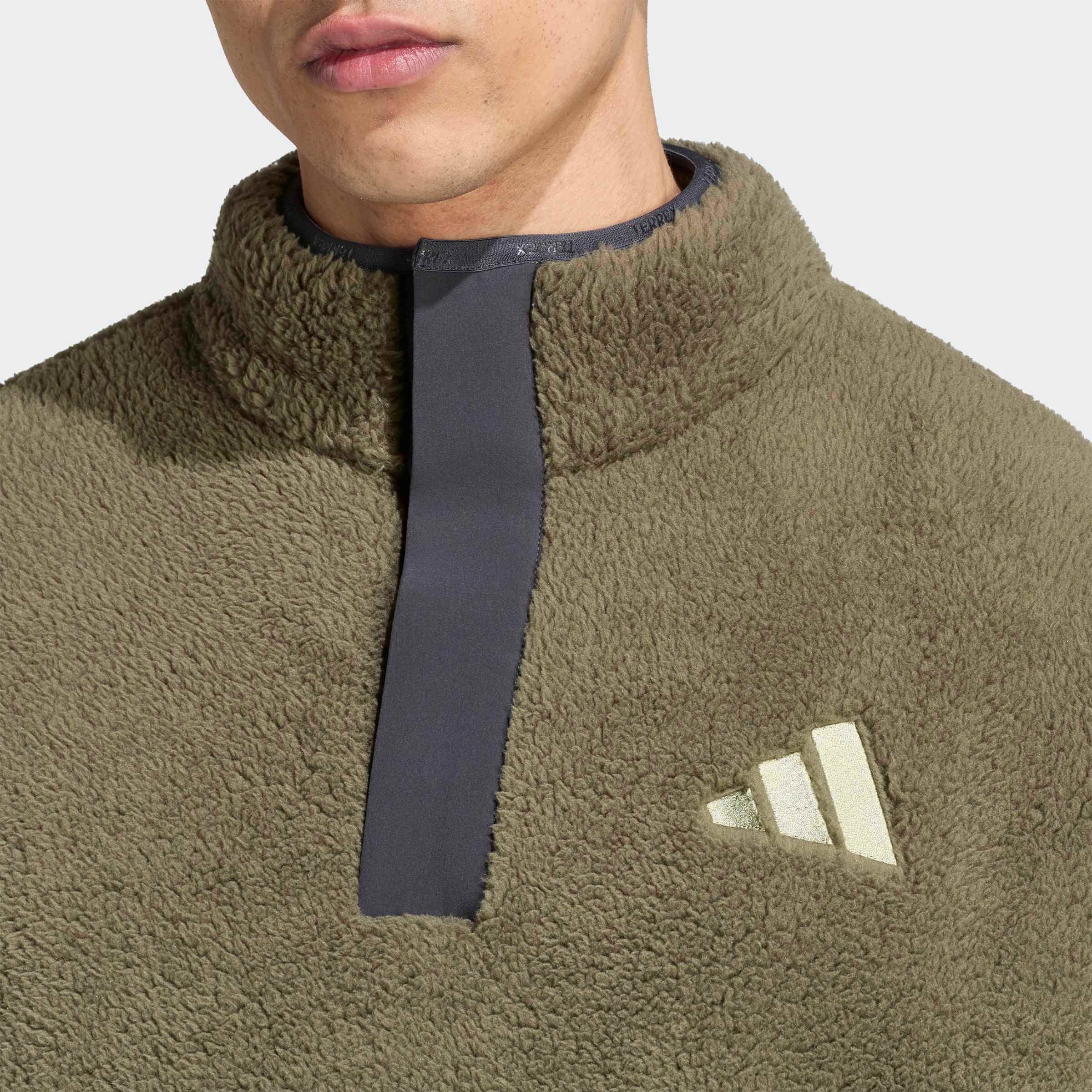 Детайл на мъжки полар adidas Terrex Multi KS2328 – висока яка, пухкава поларена материя и лого adidas