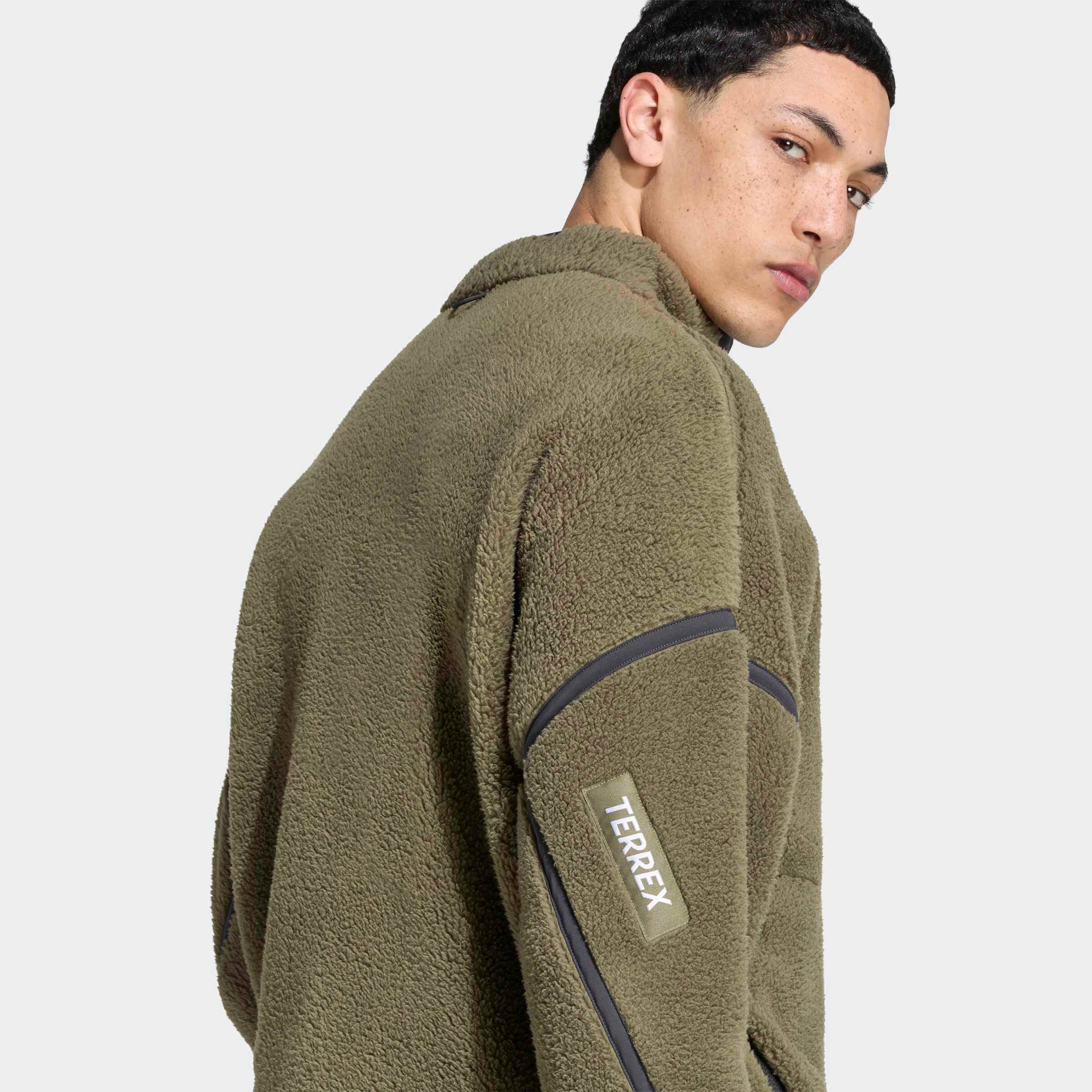 Мъжки полар adidas Terrex Multi High Pile – детайл на пухкавия ръкав с контрастен кант и етикет Terrex
