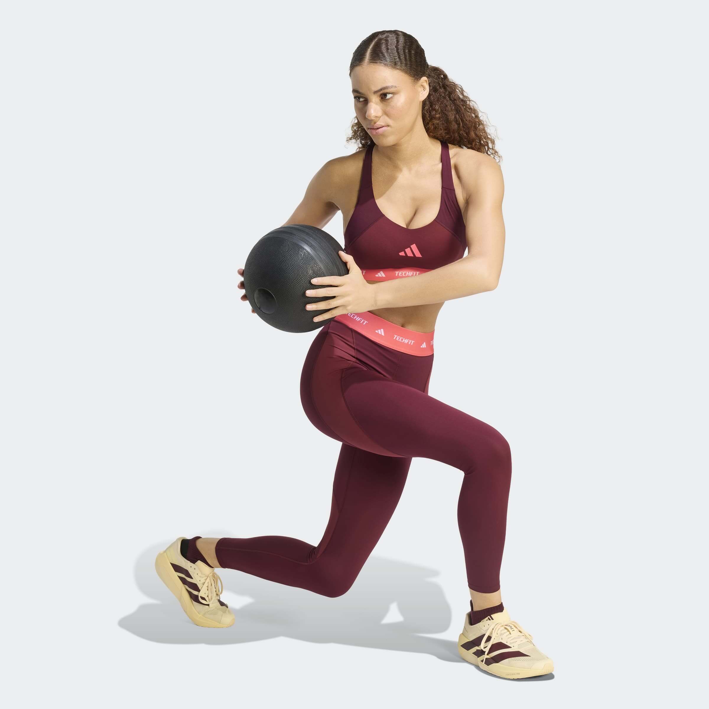 Дамски клин за тренировки adidas Techfit Workout с технология CLIMACOOL, показан при упражнение