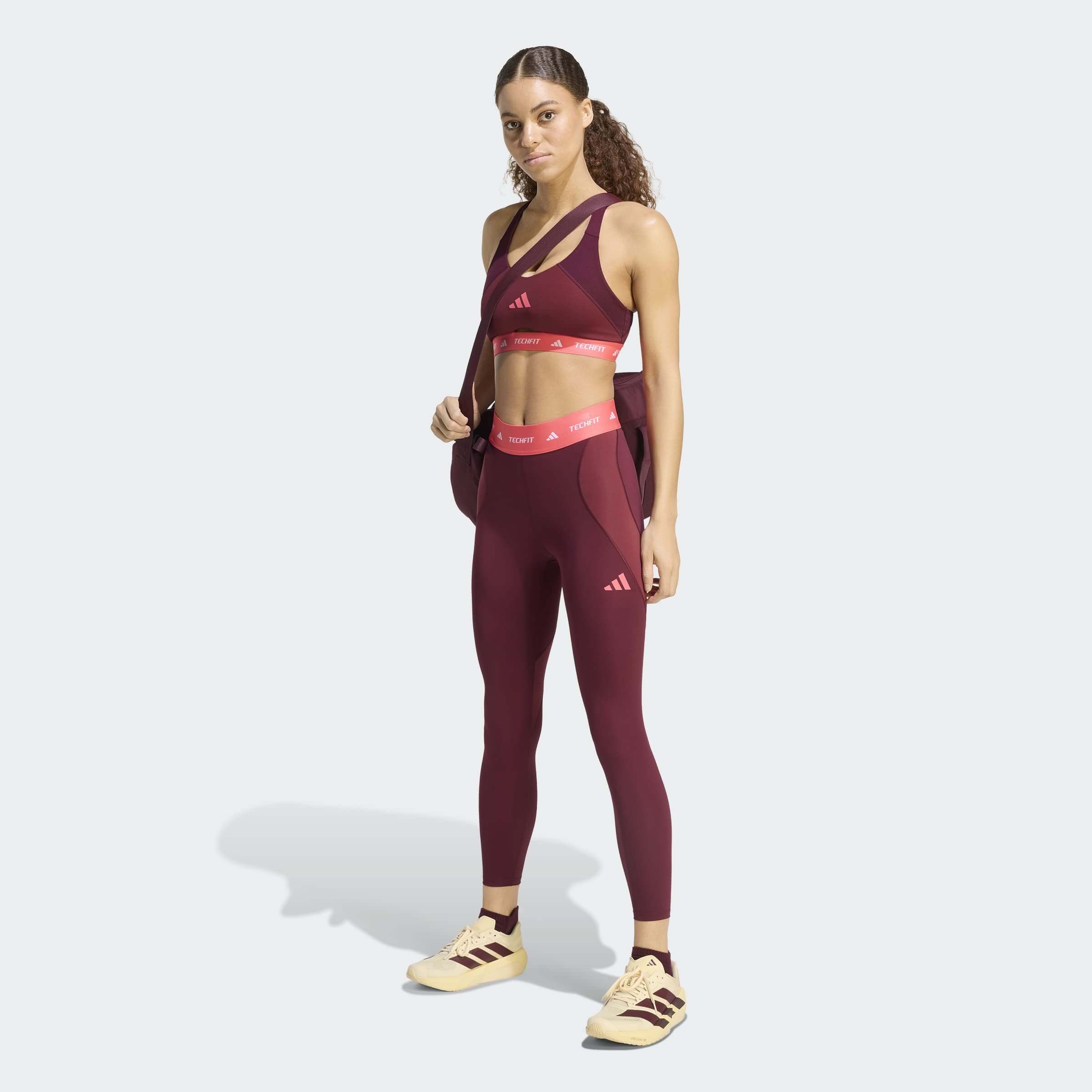 Дамски клин adidas Techfit Workout KS5795 в бордо, комбиниран със спортен сутиен adidas от същата серия