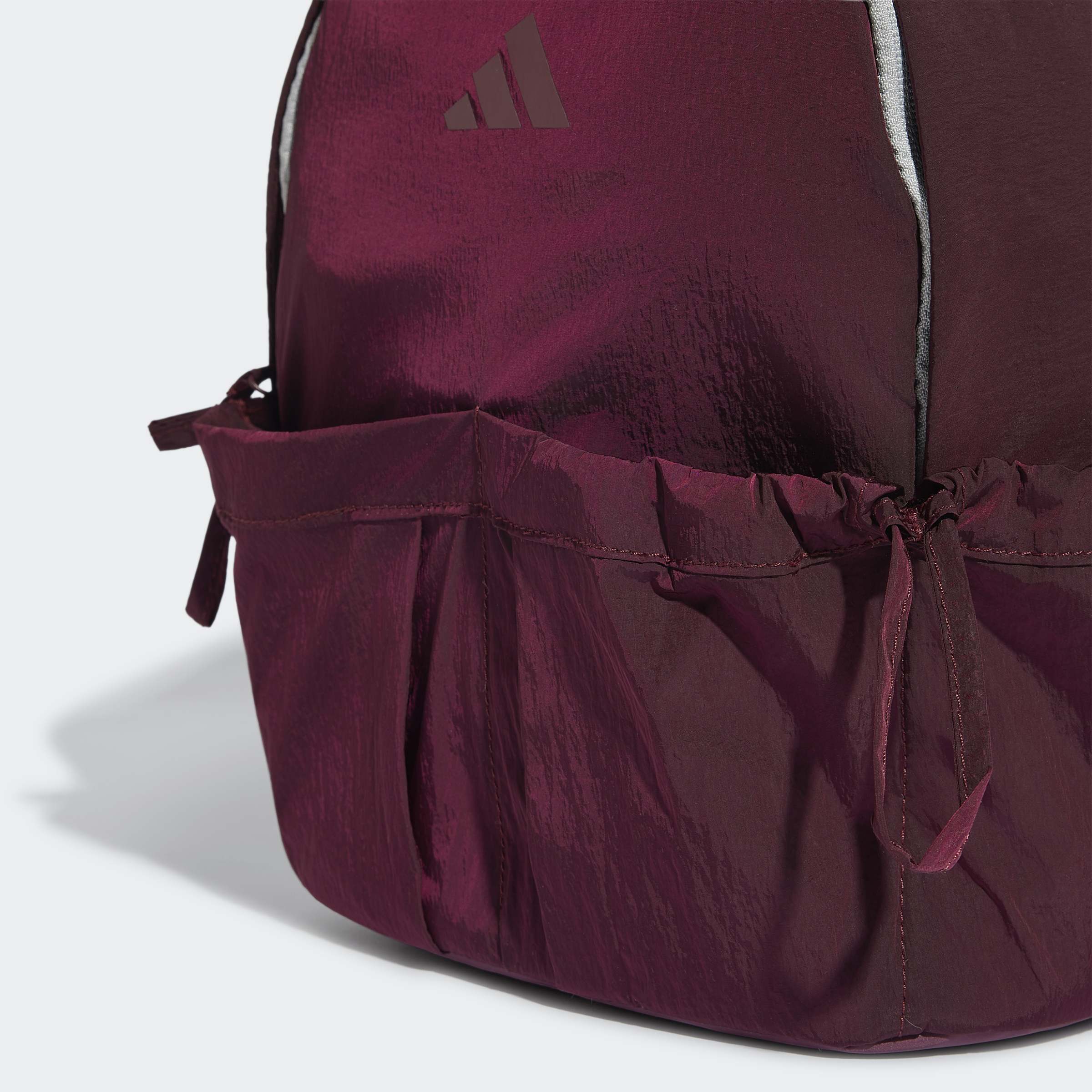 Раница Adidas KT4406 – детайл на предните джобове и тъканата материя