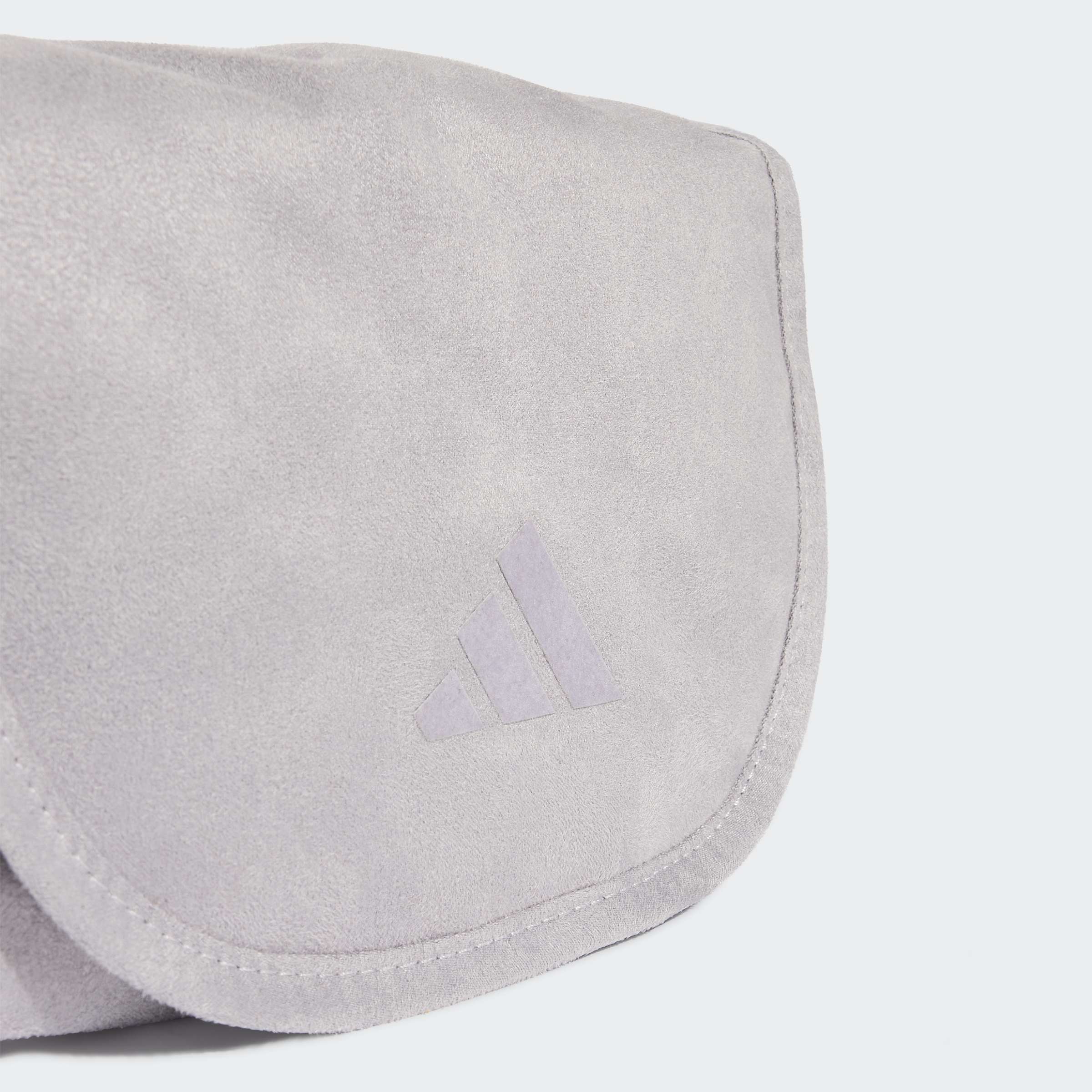 Детайл на светлосивата чанта adidas Soft Lux KV6483 – заоблен капак с фина текстура и лого adidas