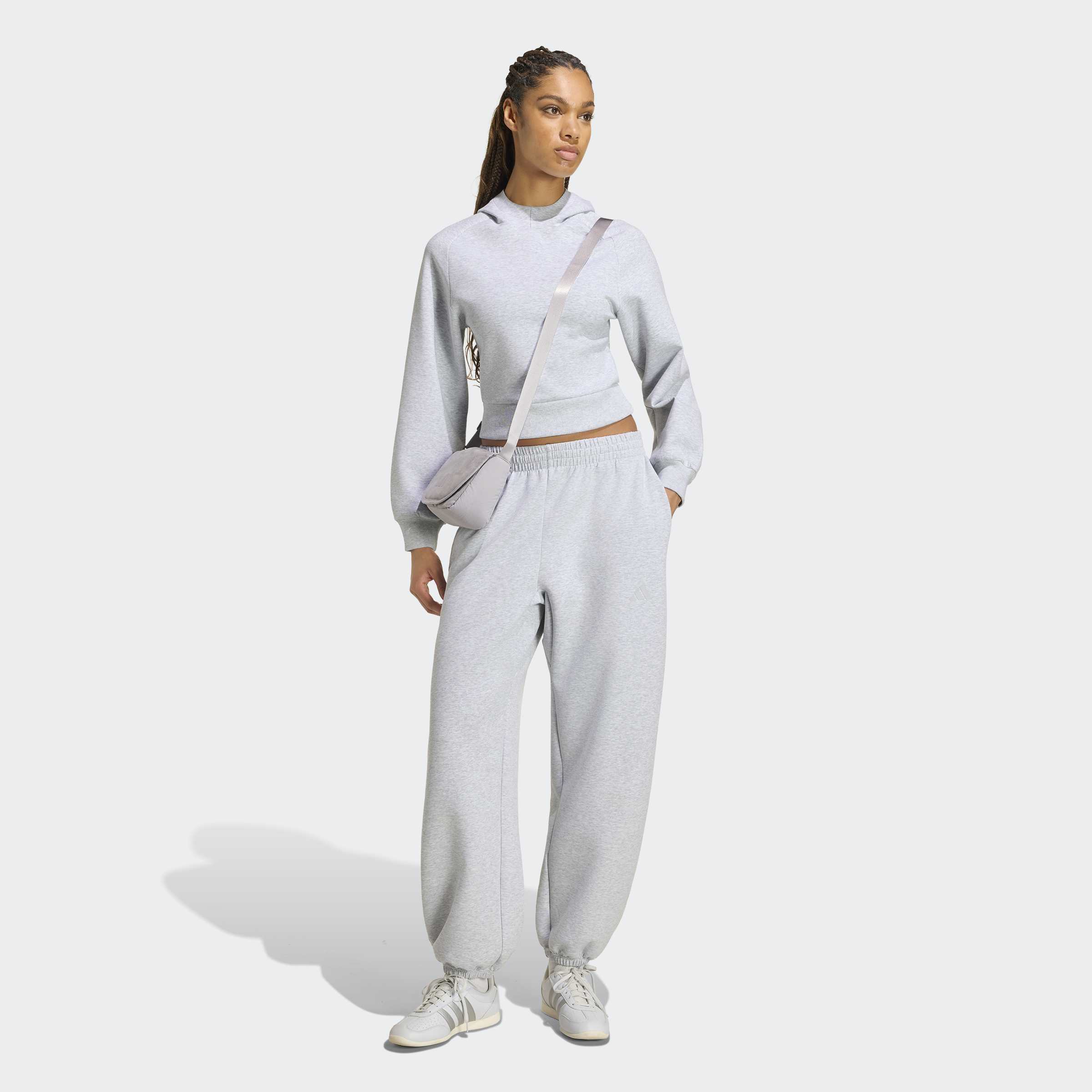 Малка светлосива чанта през рамо adidas Soft Lux KV6483, носена по диагонал със спортно-ежедневен тоалет