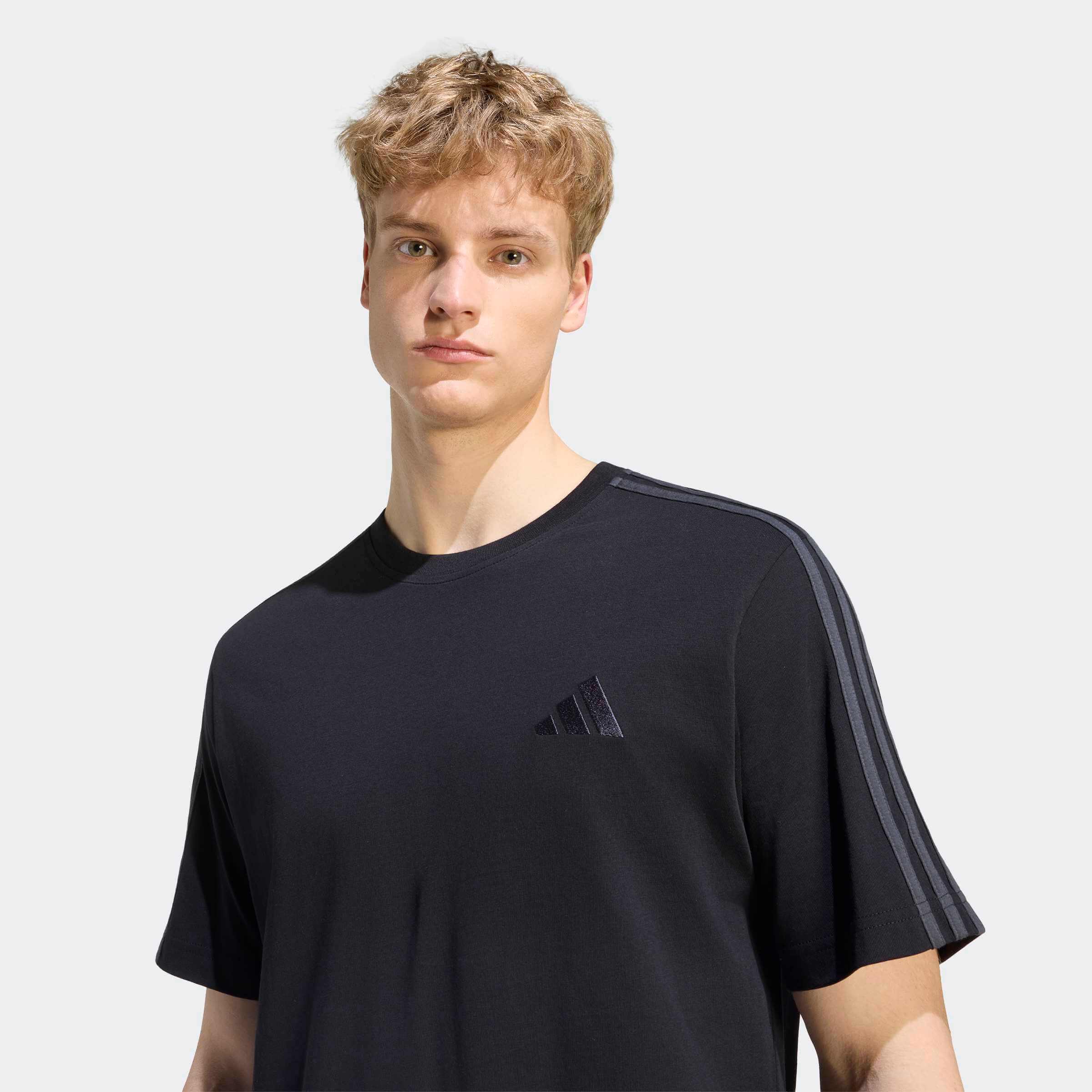 Памучна тениска Adidas Essentials с тъмно лого на гърдите и обло деколте