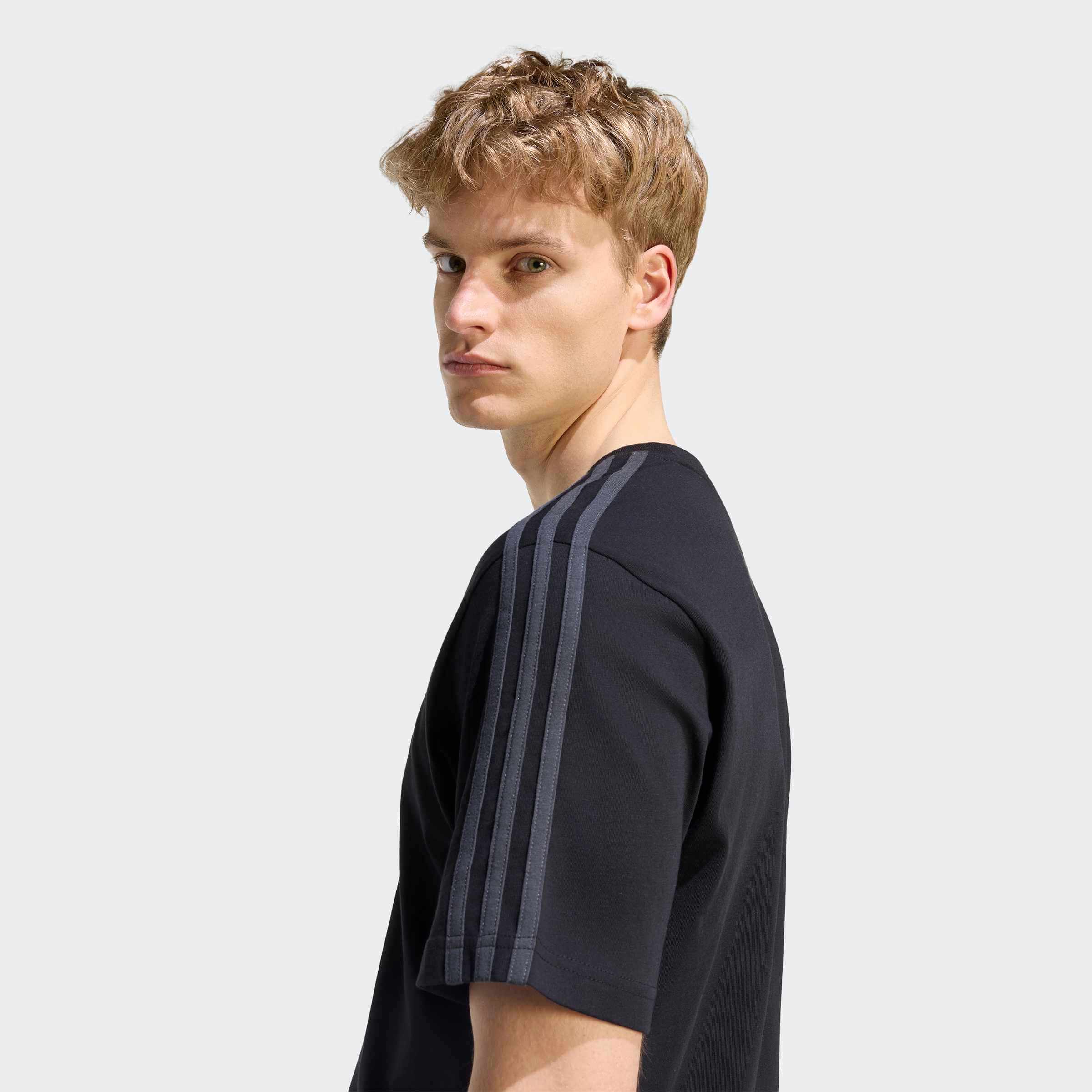 Мъжка тениска Adidas KY4110 с три тъмносиви ленти върху рамото и ръкава