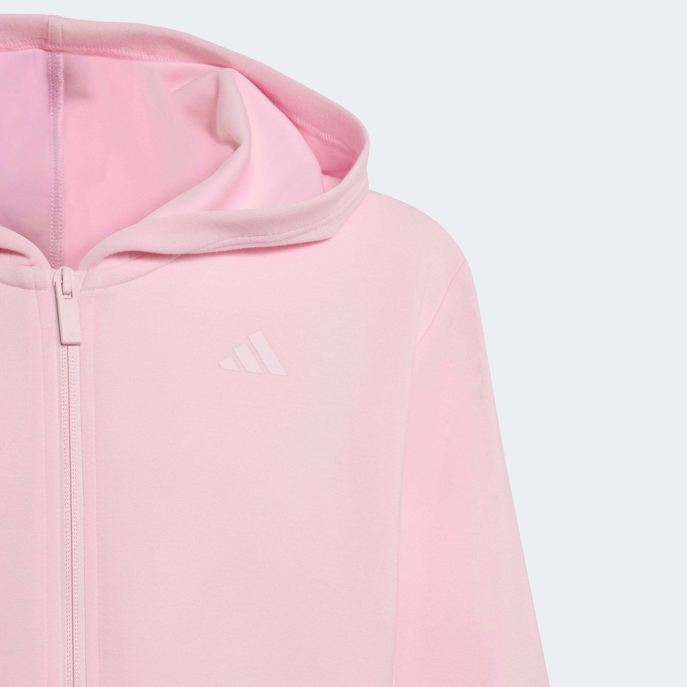Суитшърт с качулка adidas за момиче – близък план на предния цип, меката розова материя и логото adidas