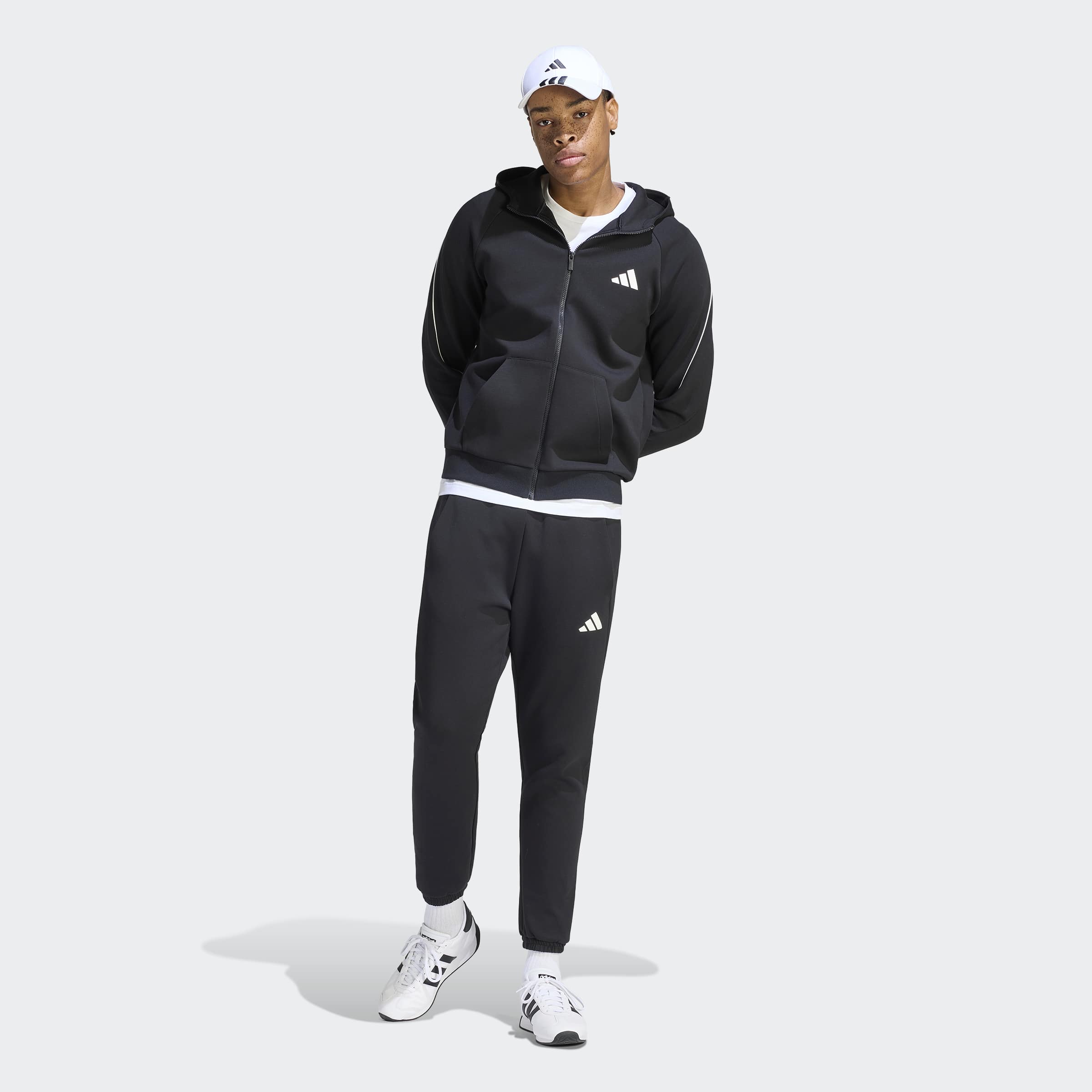 Мъжко горнище Adidas Stadium Small Logo с цип, комбинирано с черно спортно долнище и бели маратонки