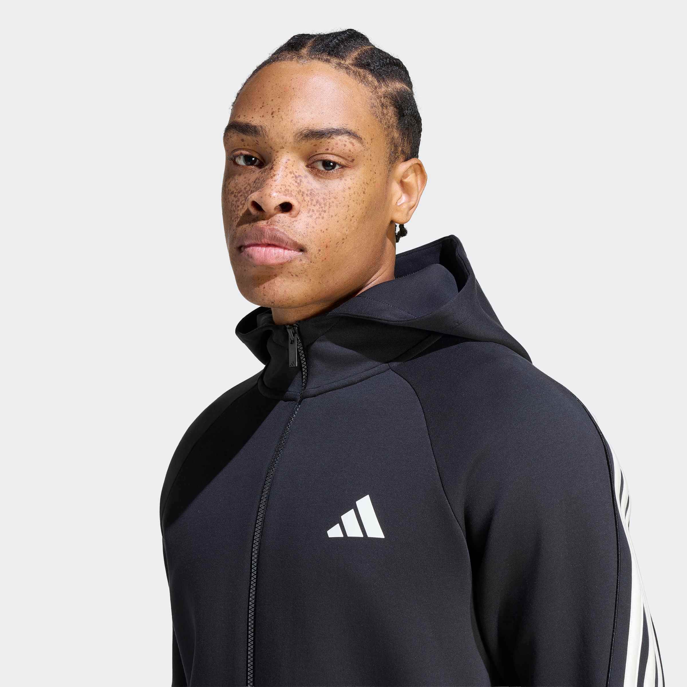 Черен суитшърт Adidas с бяло лого, висока яка и реглан ръкави