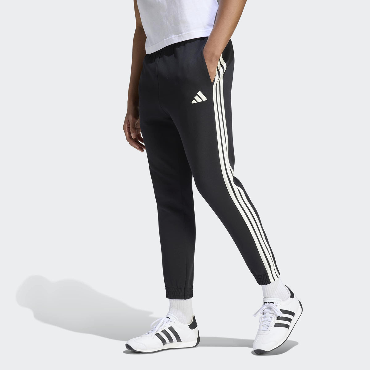 Черно мъжко долнище Adidas Stadium 3-Stripes с бели странични ленти, джобове и стеснени крачоли