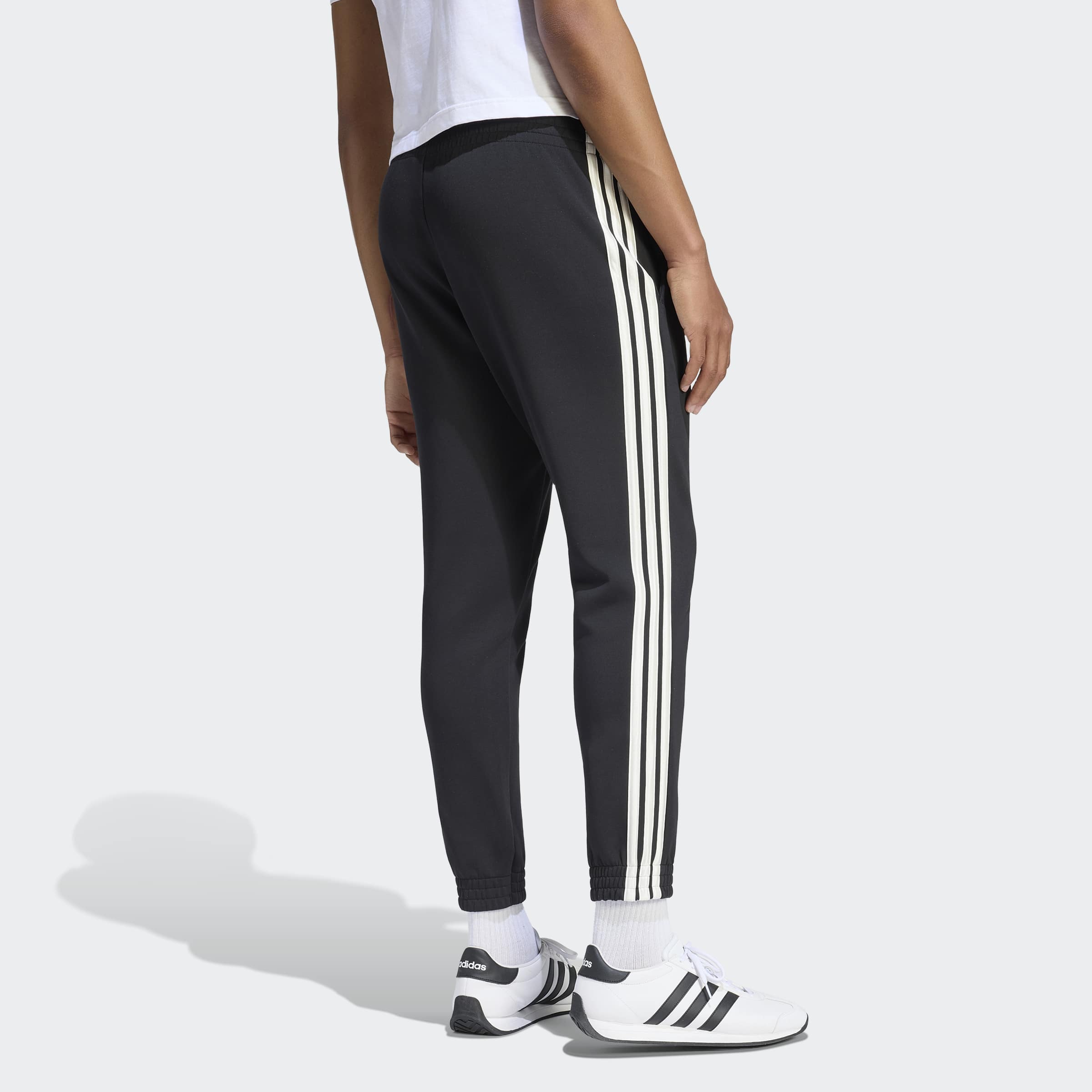 Мъжко долнище на анцуг Adidas Stadium KY7000 – заден изглед с еластична талия и три бели ленти
