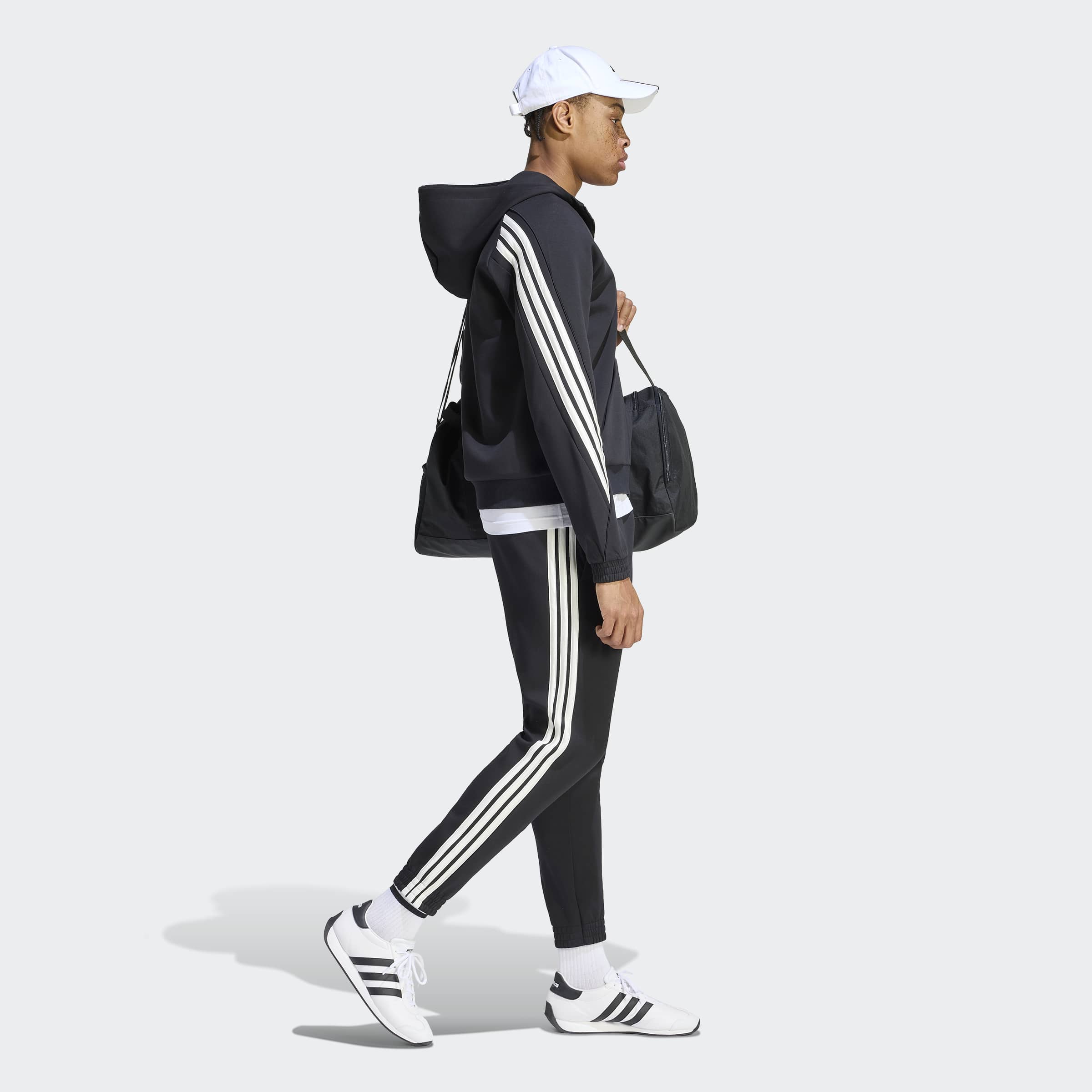 Мъжко спортно долнище Adidas Stadium 3-Stripes в черно, комбинирано с горнище с качулка и бели маратонки