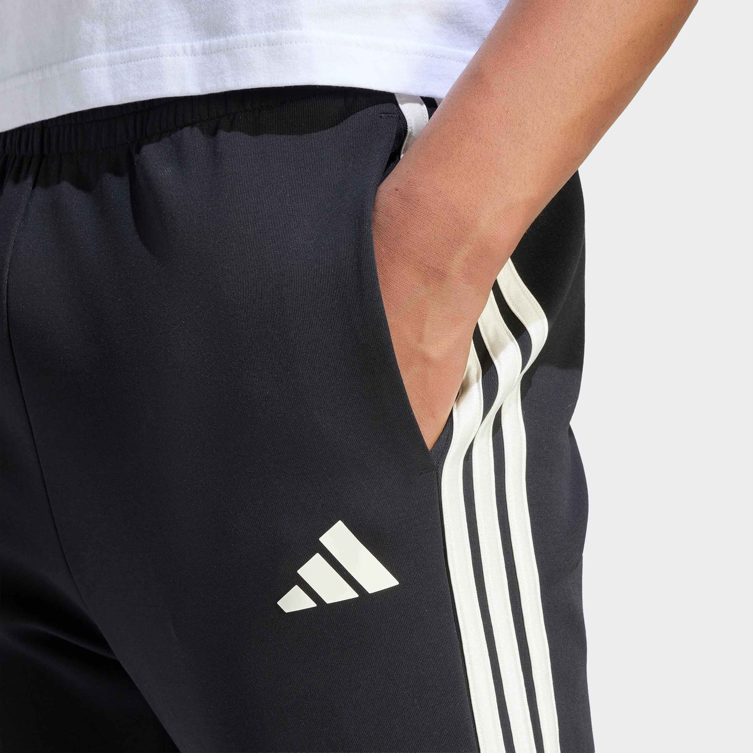 Adidas Stadium 3-Stripes KY7000 – детайл на страничния джоб, бялото лого Adidas и трите ленти