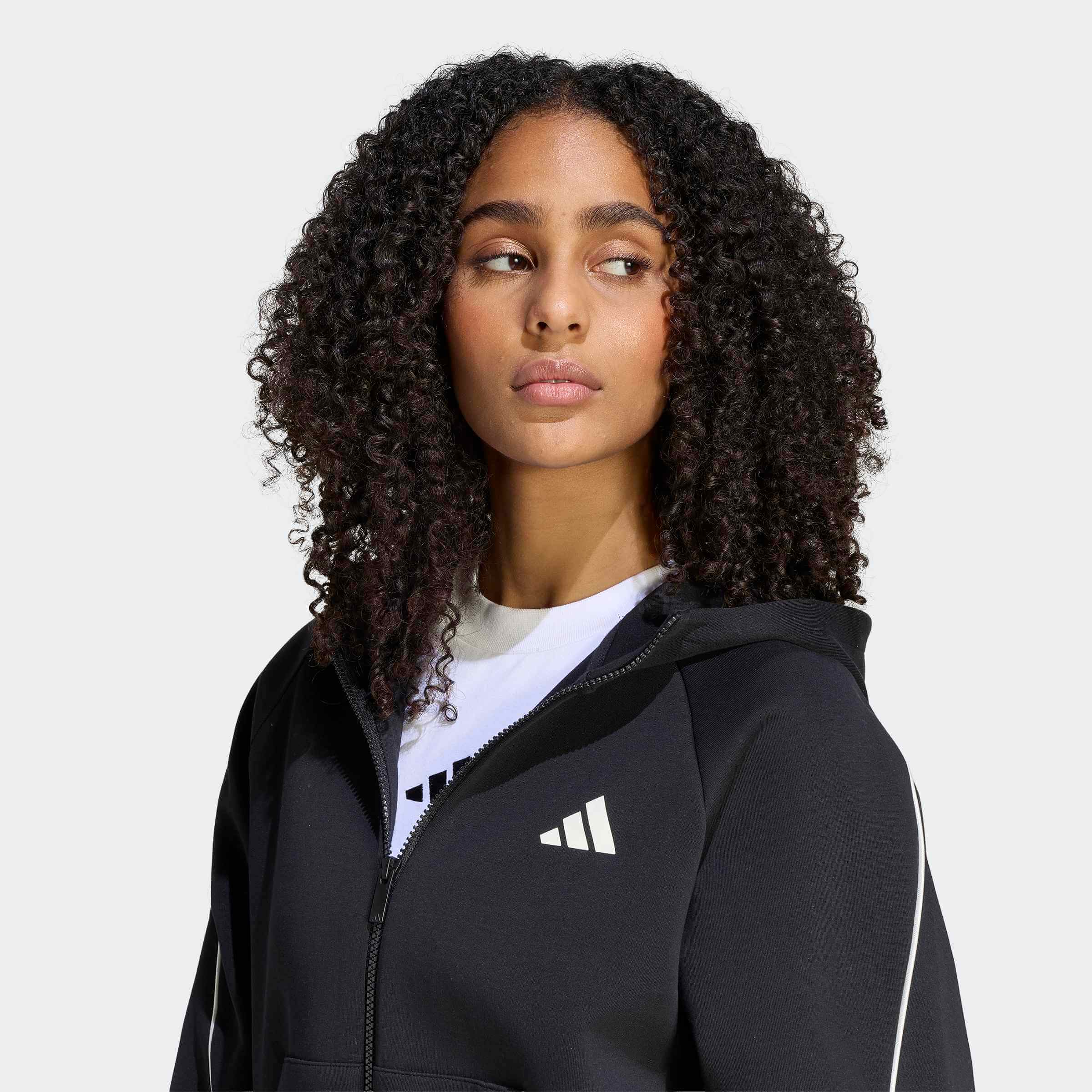 Черно горнище Adidas с бяло лого на гърдите, цип и реглан ръкави